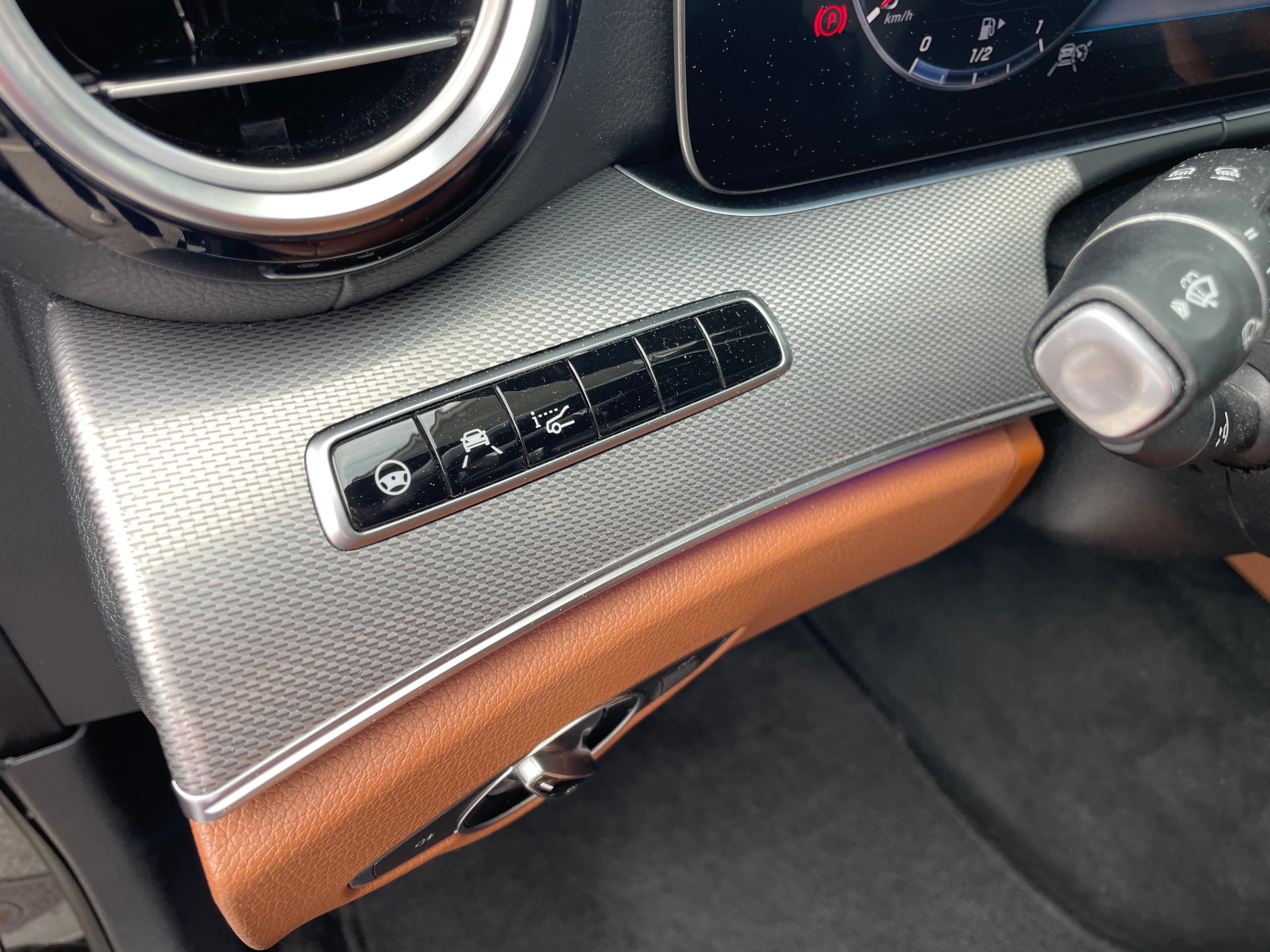 MERCEDES-BENZ E 220 d Swiss Star AMG Line 4Matic 9G-Tronic-image-11