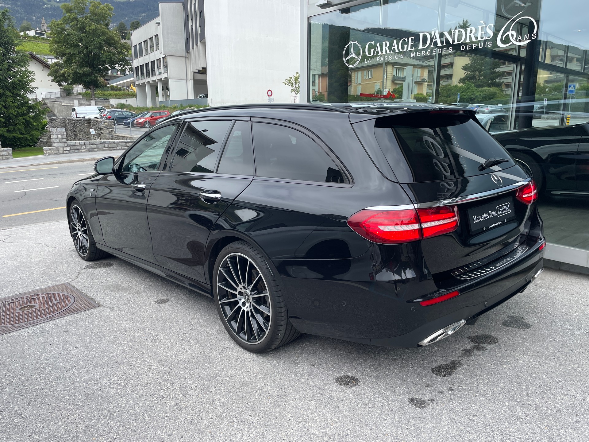 MERCEDES-BENZ E 220 d Swiss Star AMG Line 4Matic 9G-Tronic-showroom-element-3
