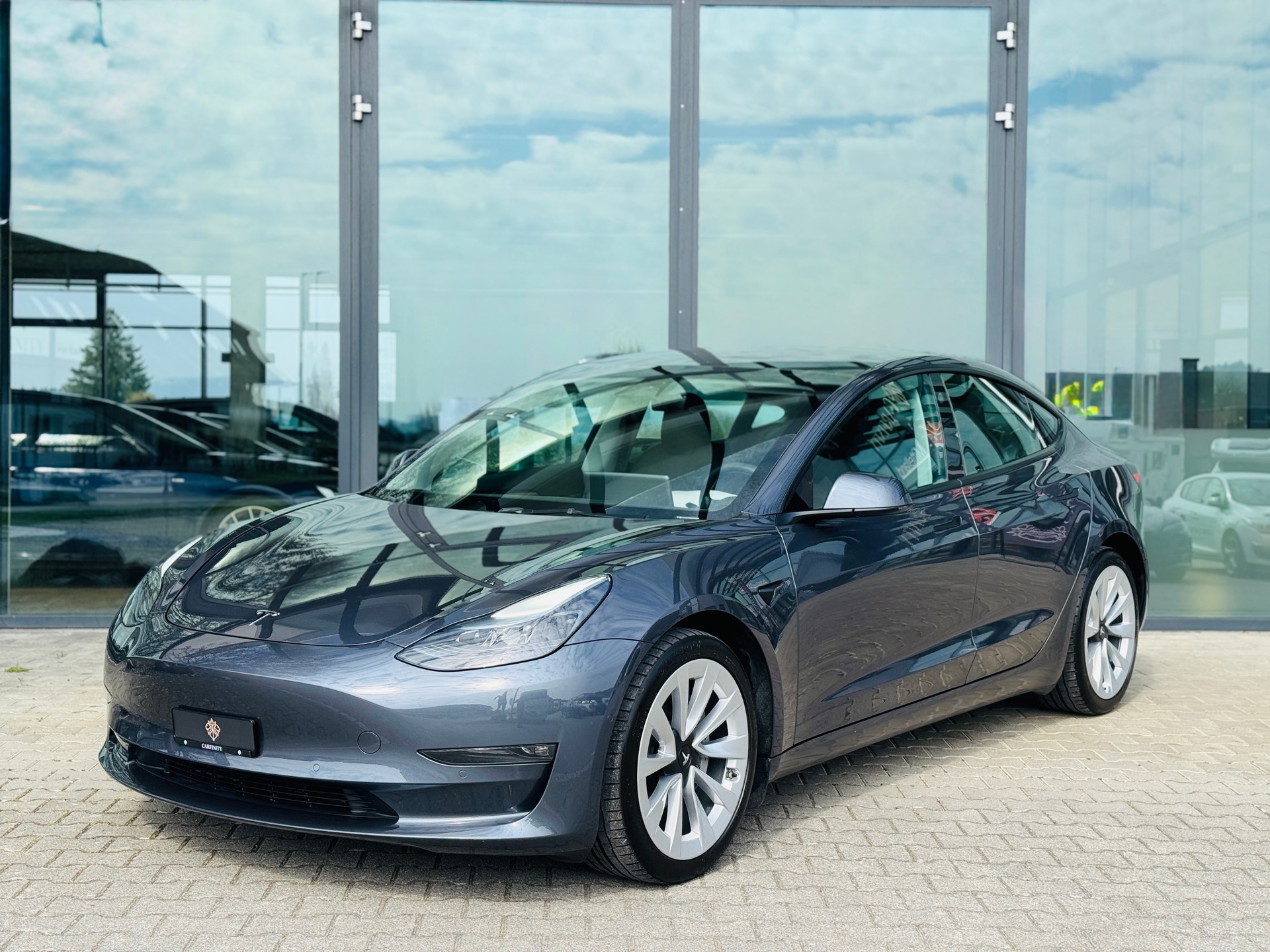 TESLA Model 3 Long Range Dual Motor AWD-showroom-element-2