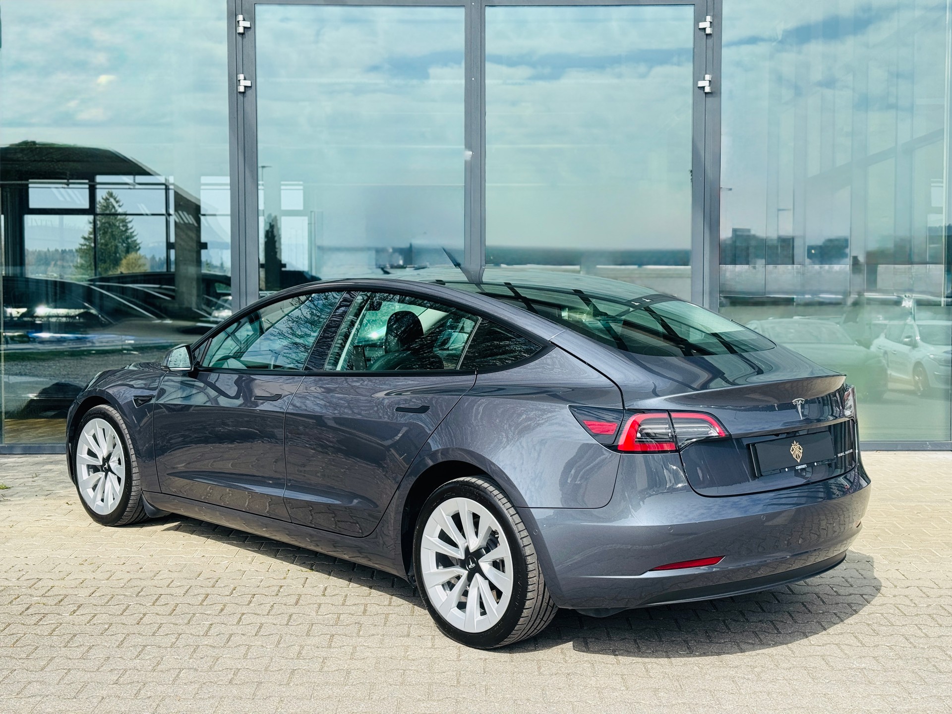 TESLA Model 3 Long Range Dual Motor AWD-showroom-element-3