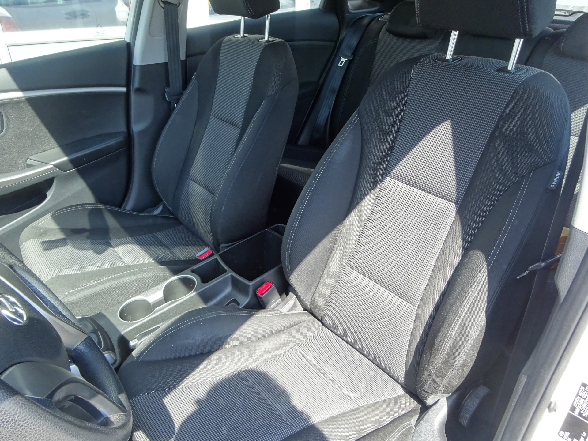 HYUNDAI i30 1.4 Comfort-image-6