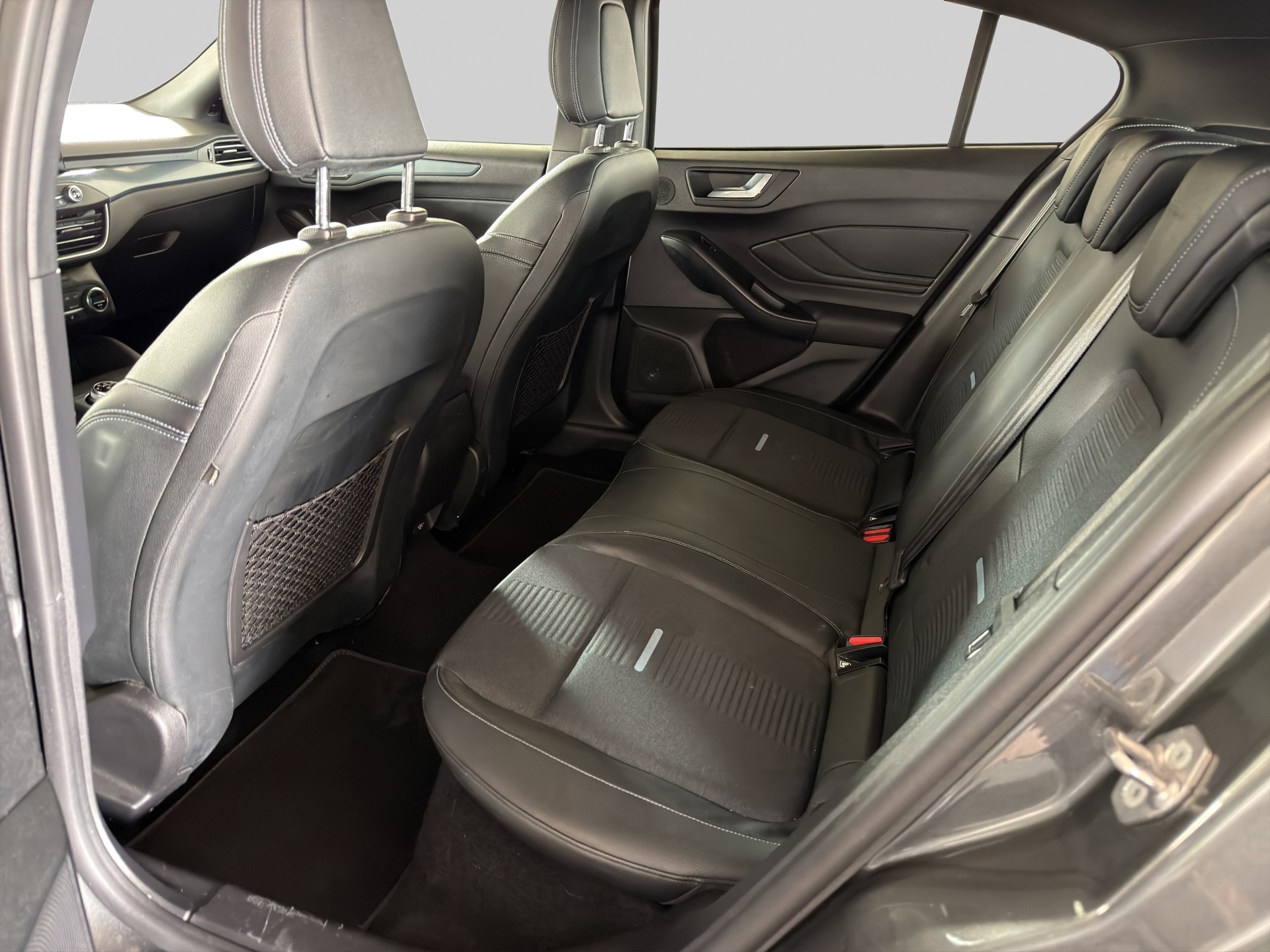 FORD Focus 2.0 TDCi ST Line Automatic-image-11