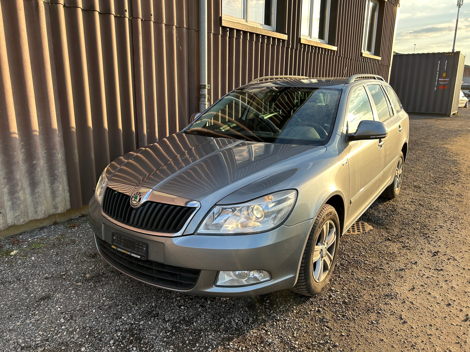 SKODA Octavia Combi 1.6 TDI Twenty20 4x4-image-3