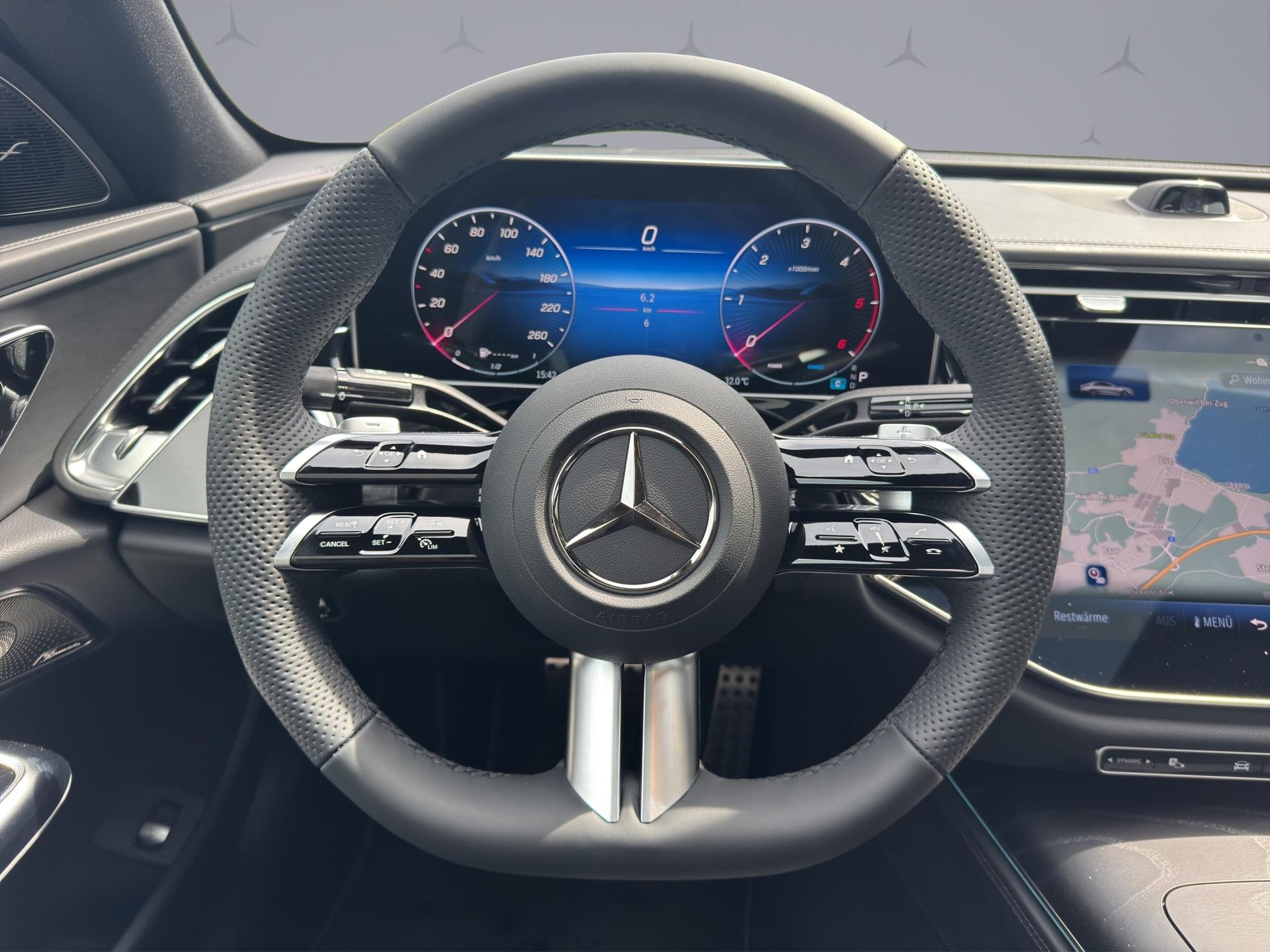 MERCEDES-BENZ E 220 d AMG Line 4matic-image-11