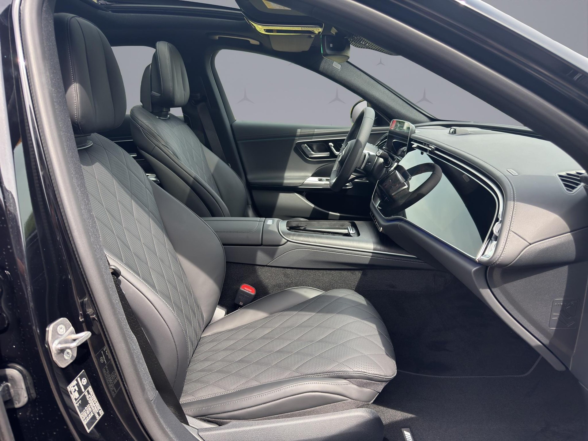 MERCEDES-BENZ E 220 d AMG Line 4matic-image-16
