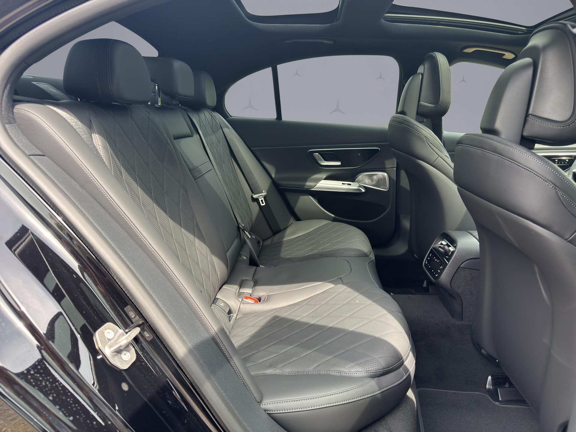 MERCEDES-BENZ E 220 d AMG Line 4matic-image-17