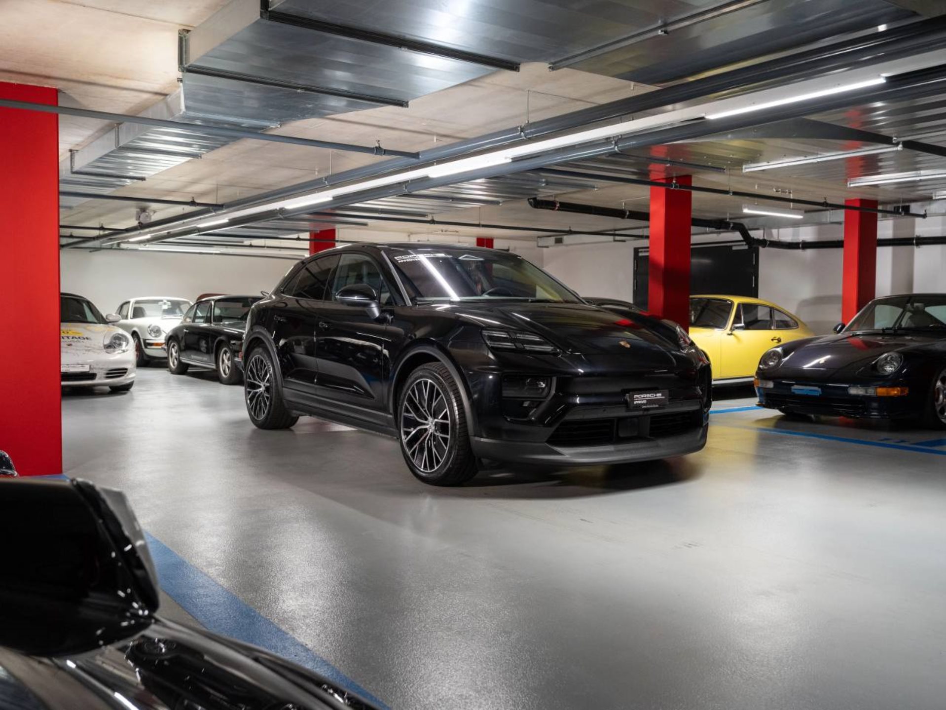 PORSCHE Macan 4-showroom-element-2