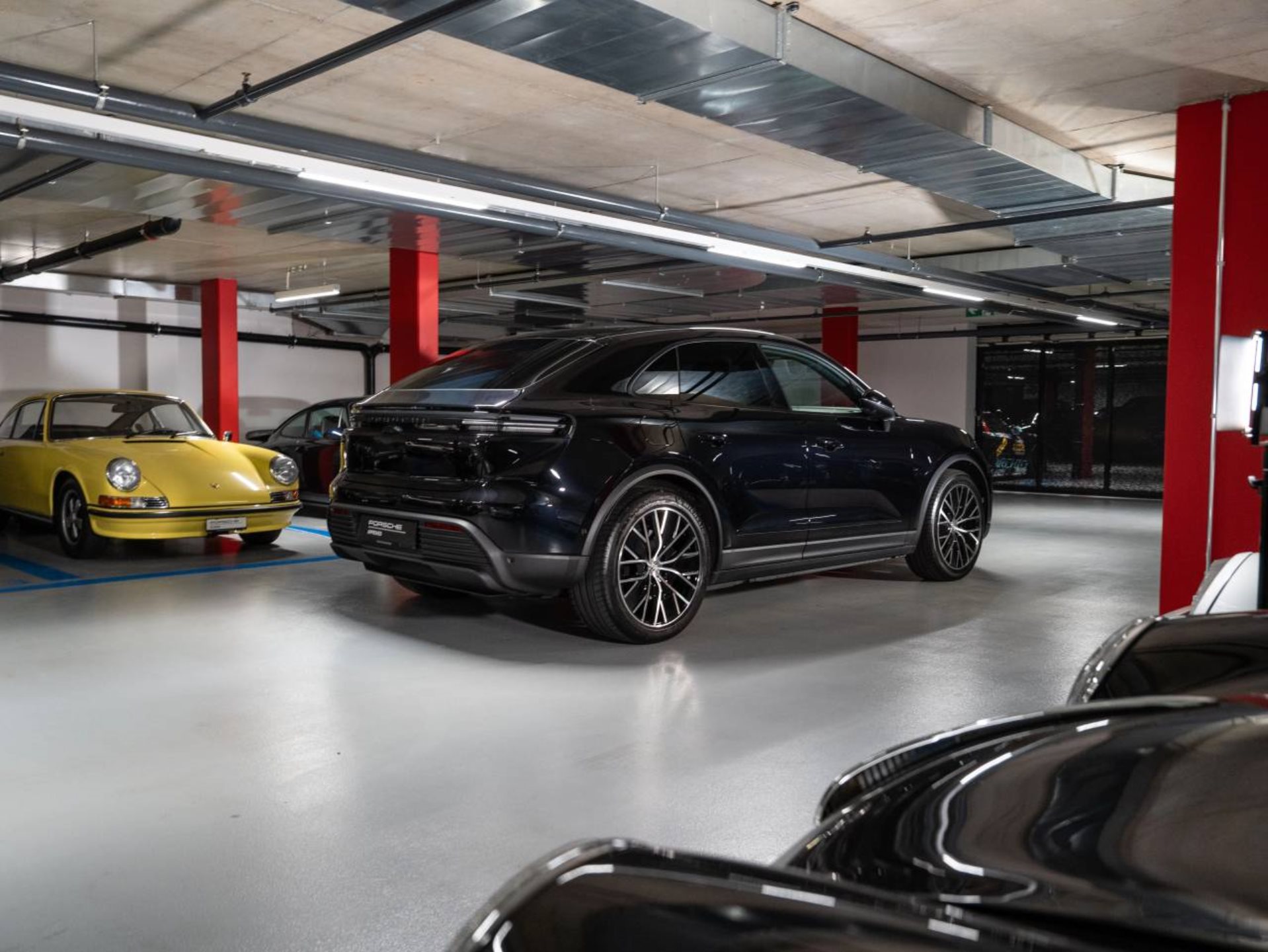PORSCHE Macan 4-showroom-element-1
