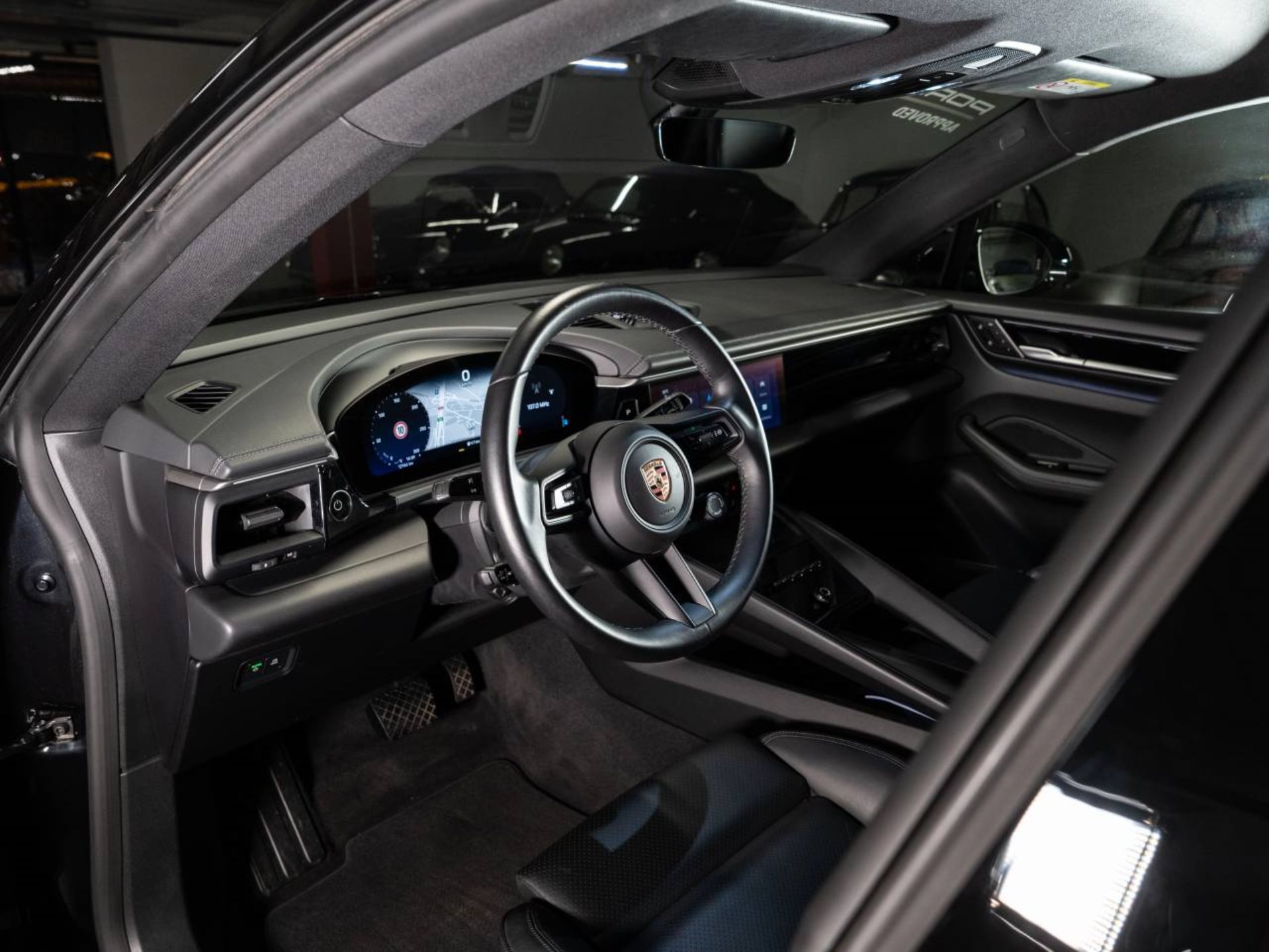 PORSCHE Macan 4-showroom-element-3