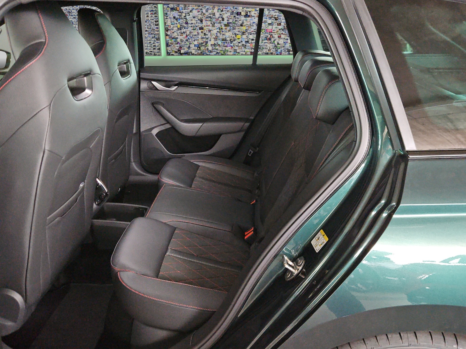 SKODA Octavia Combi 2.0 TSI DSG RS 30 Years Edition-image-9