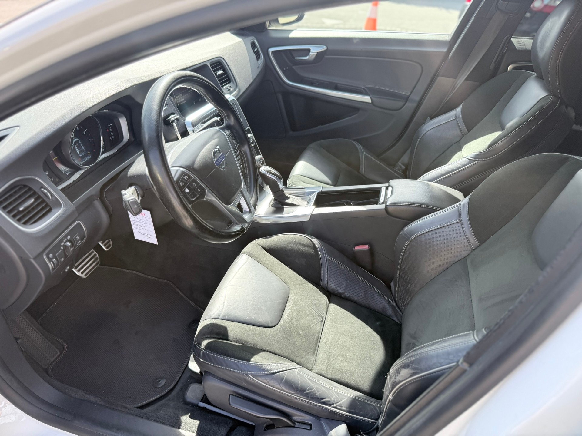 VOLVO V60 T6 Momentum R-Design Geartronic-image-13