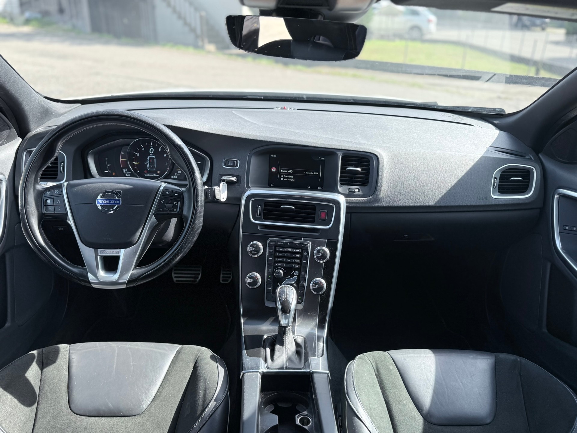 VOLVO V60 T6 Momentum R-Design Geartronic-image-19
