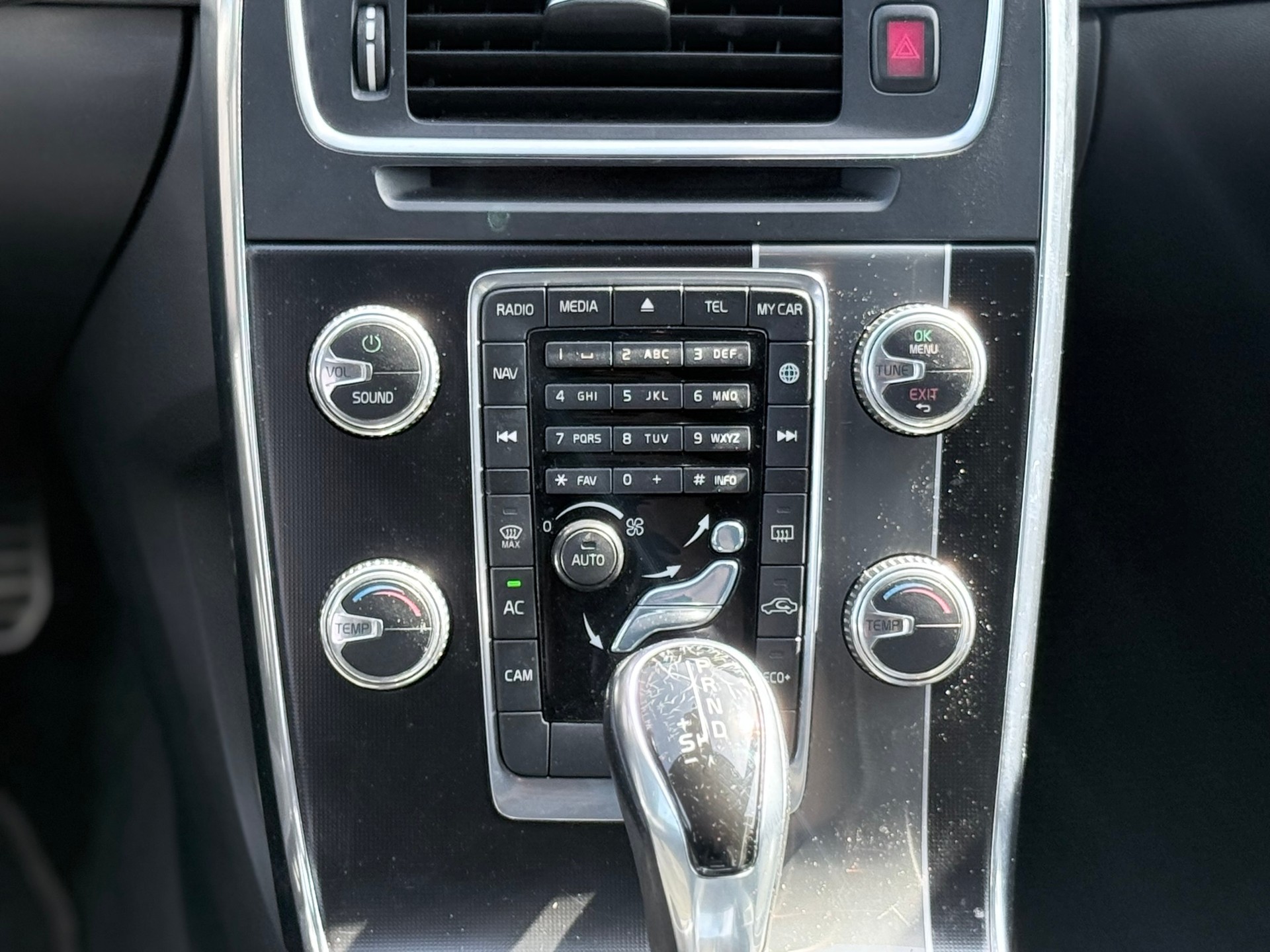 VOLVO V60 T6 Momentum R-Design Geartronic-image-21