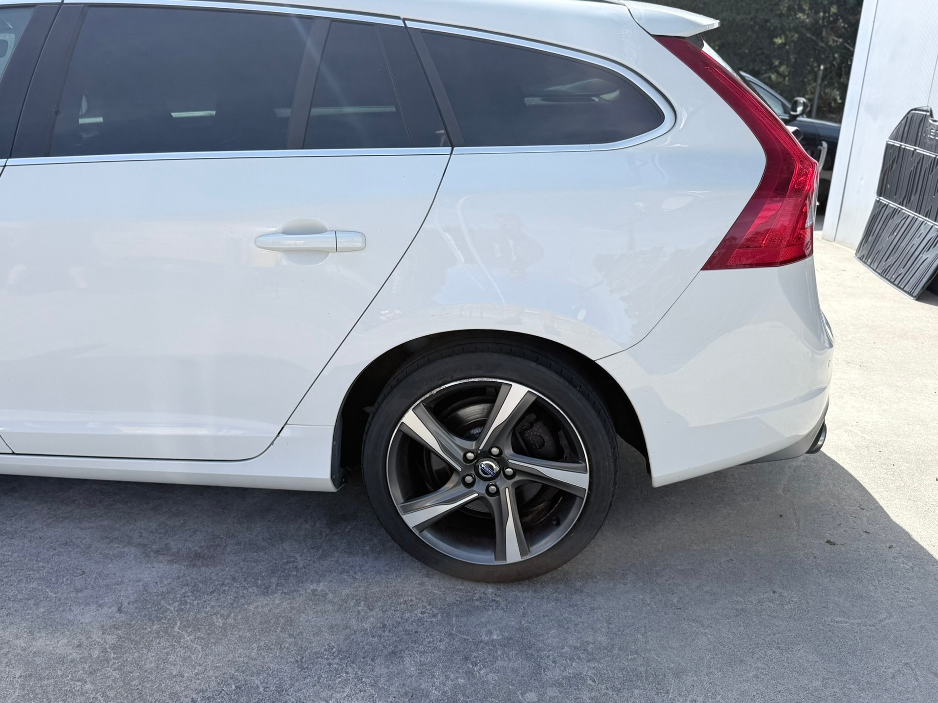 VOLVO V60 T6 Momentum R-Design Geartronic-image-11