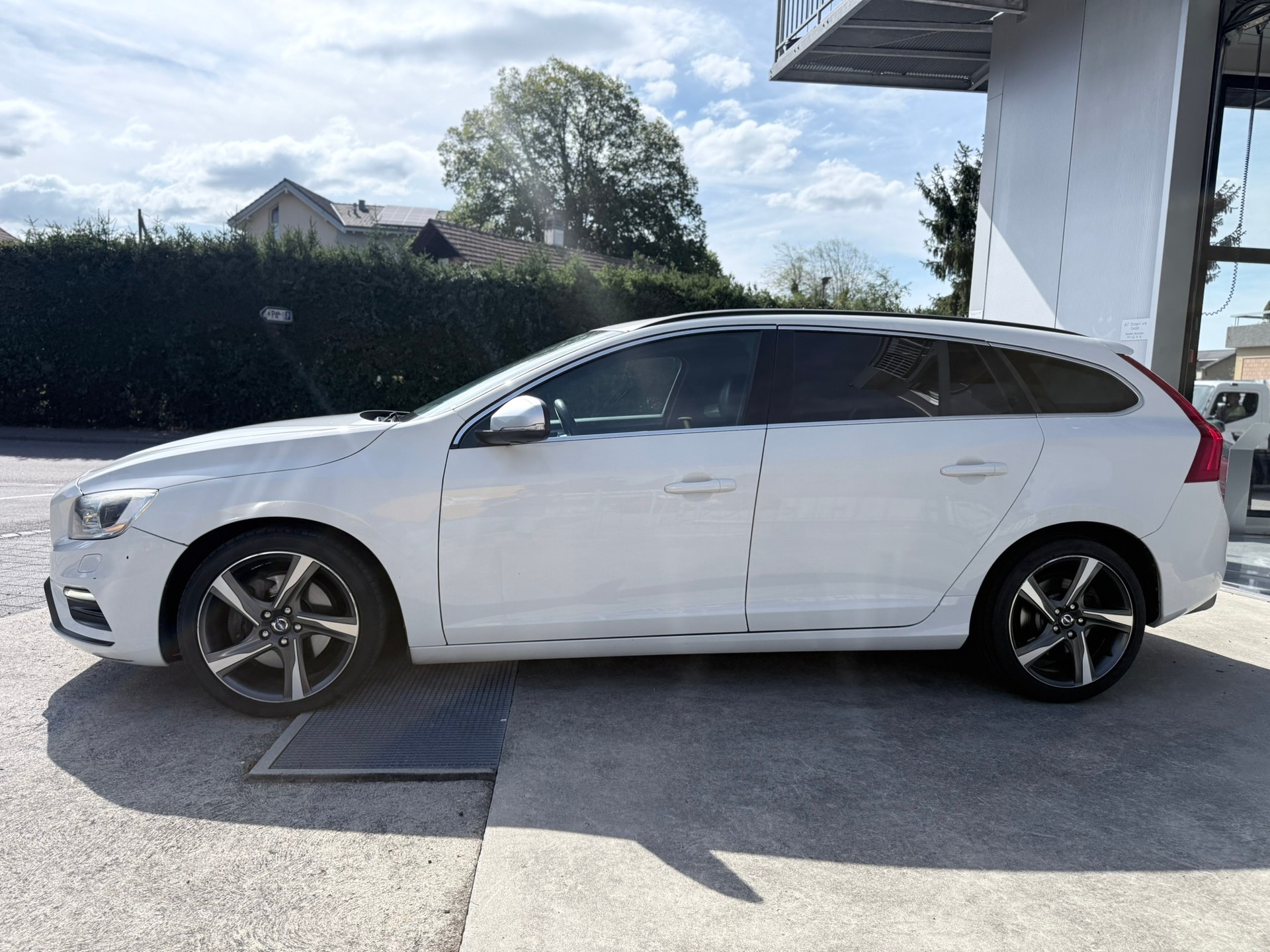 VOLVO V60 T6 Momentum R-Design Geartronic-image-10