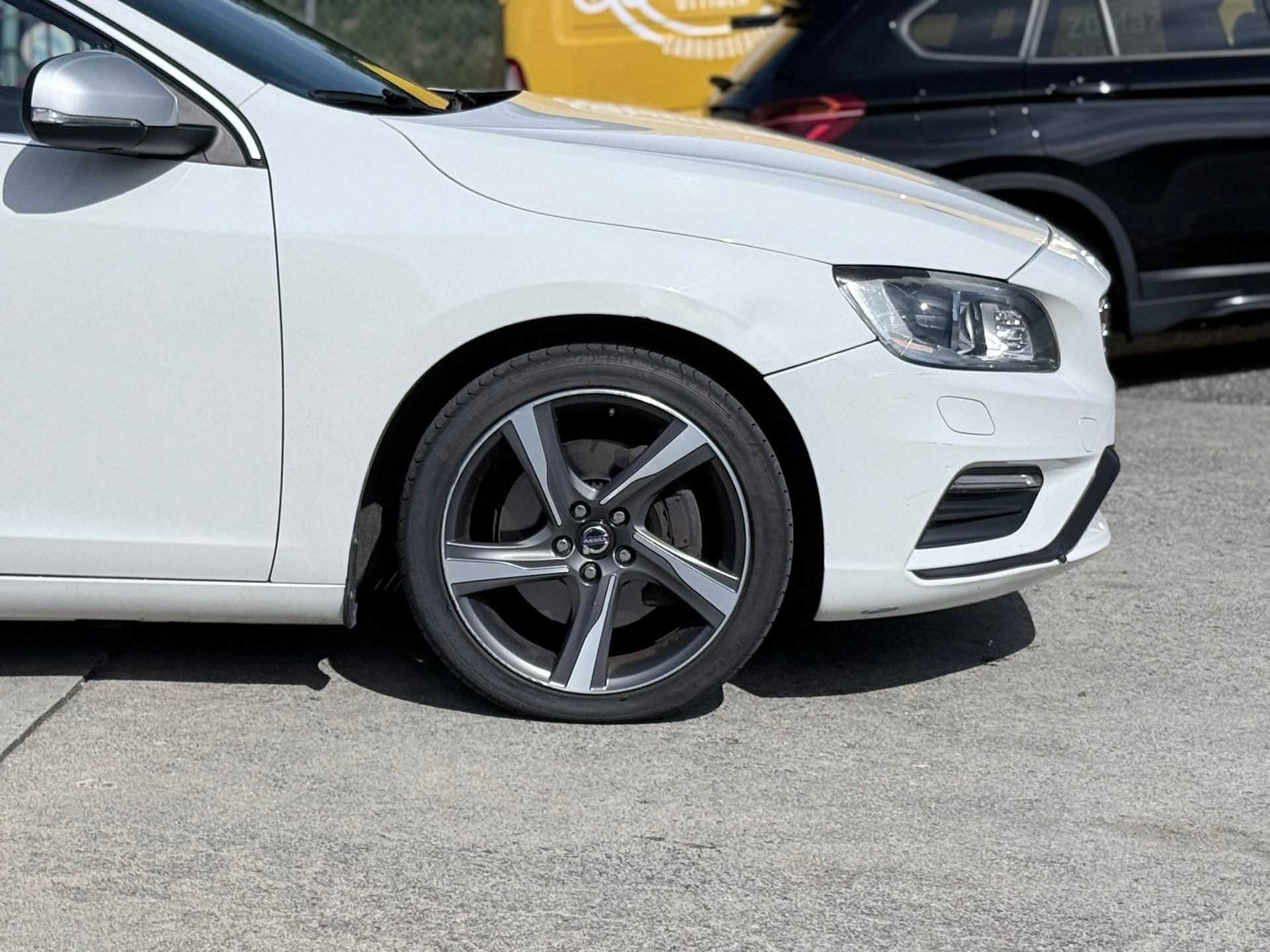 VOLVO V60 T6 Momentum R-Design Geartronic-image-4