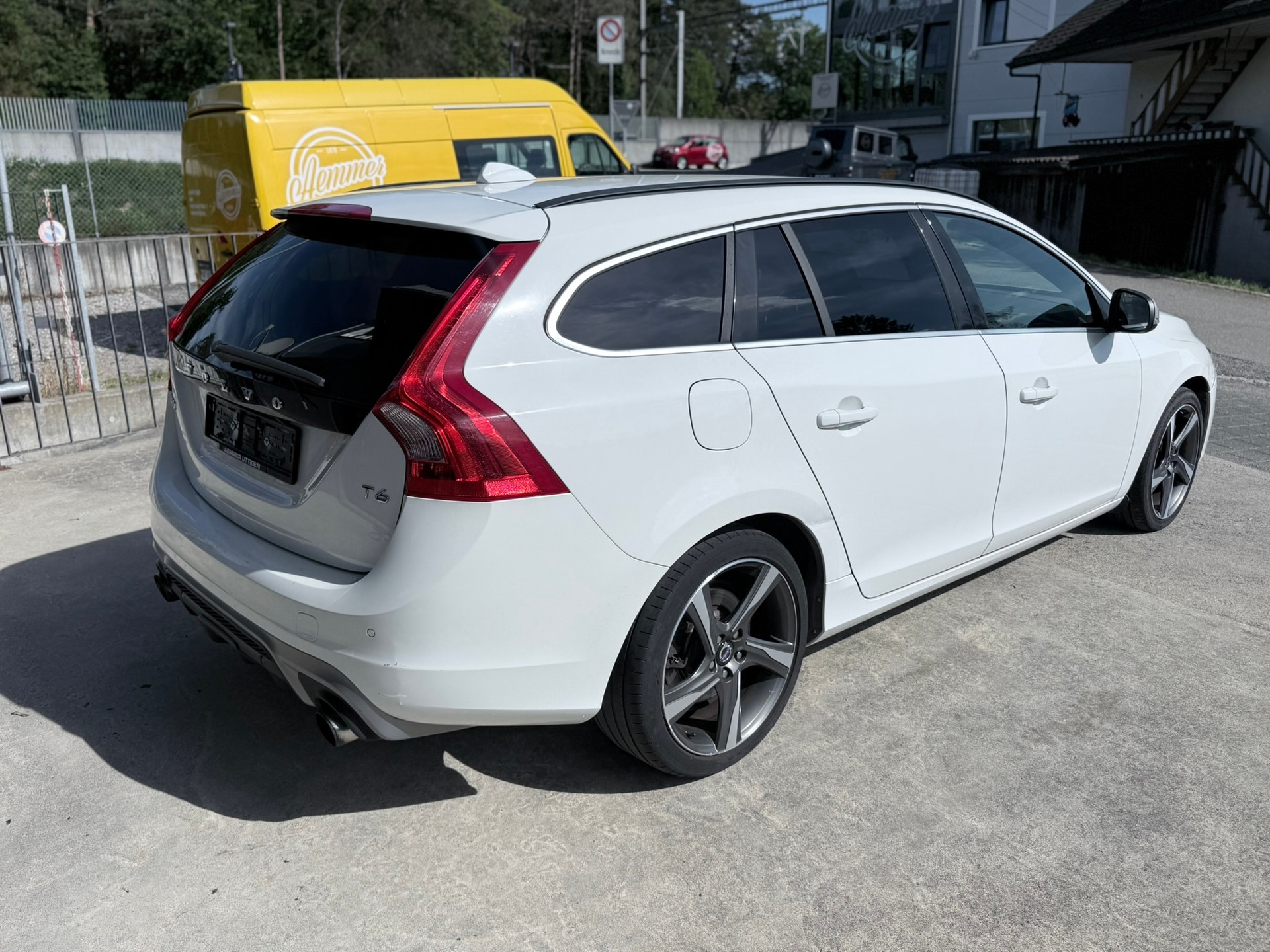 VOLVO V60 T6 Momentum R-Design Geartronic-image-6