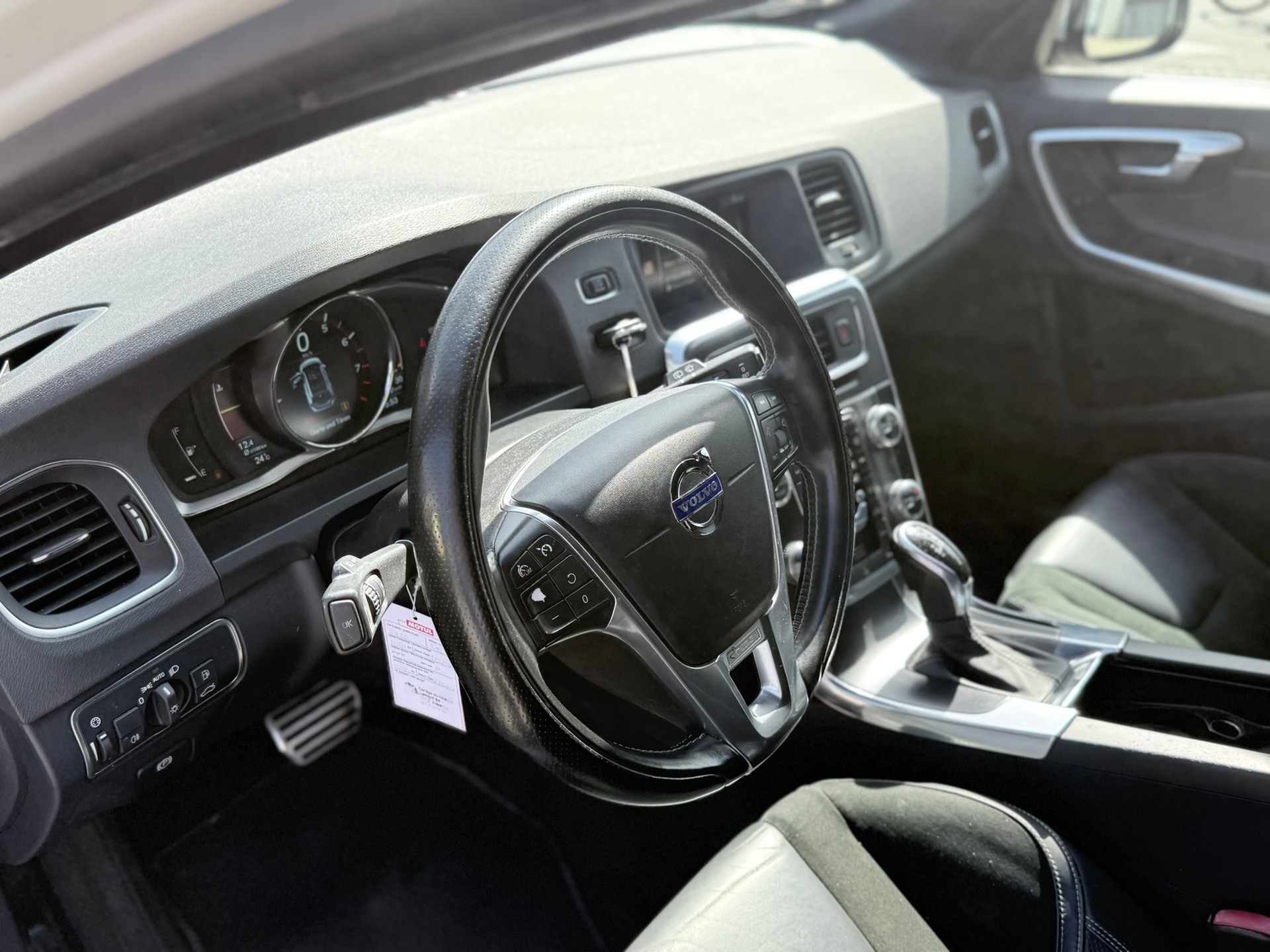 VOLVO V60 T6 Momentum R-Design Geartronic-image-14