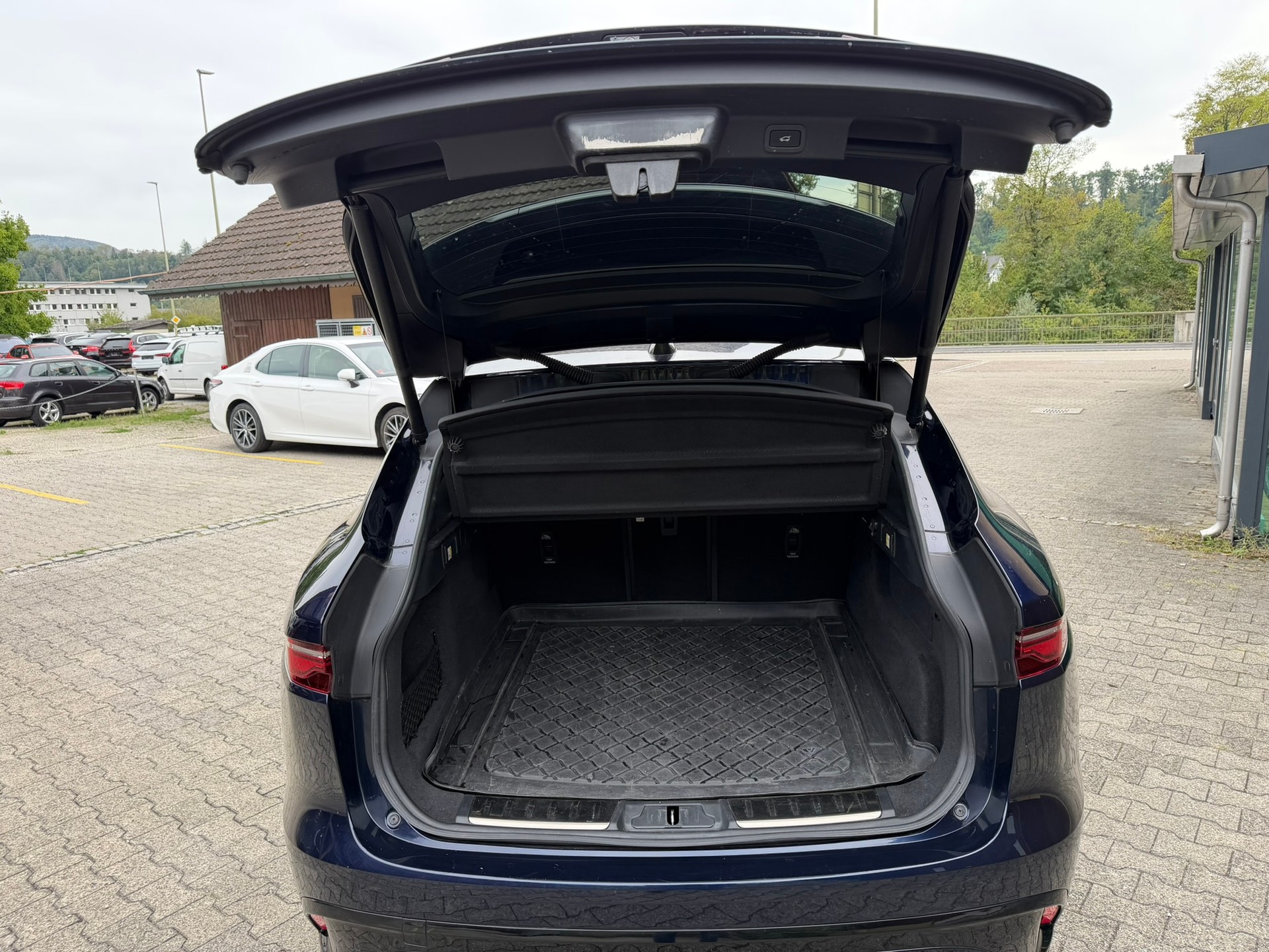 JAGUAR F-Pace 2.0 D200 MHEV SE AWD-image-10