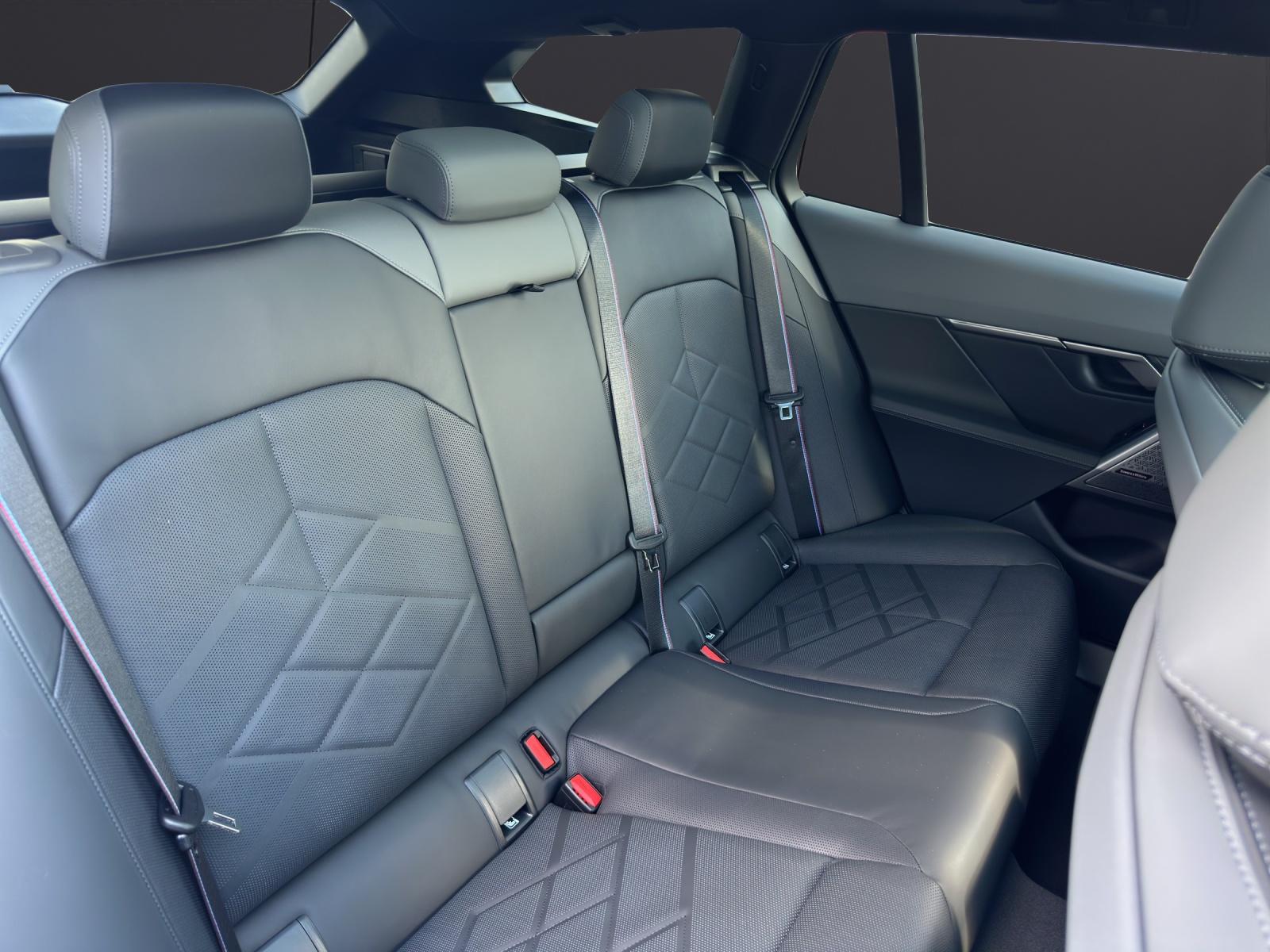 BMW 550e xDrive Touring-image-12