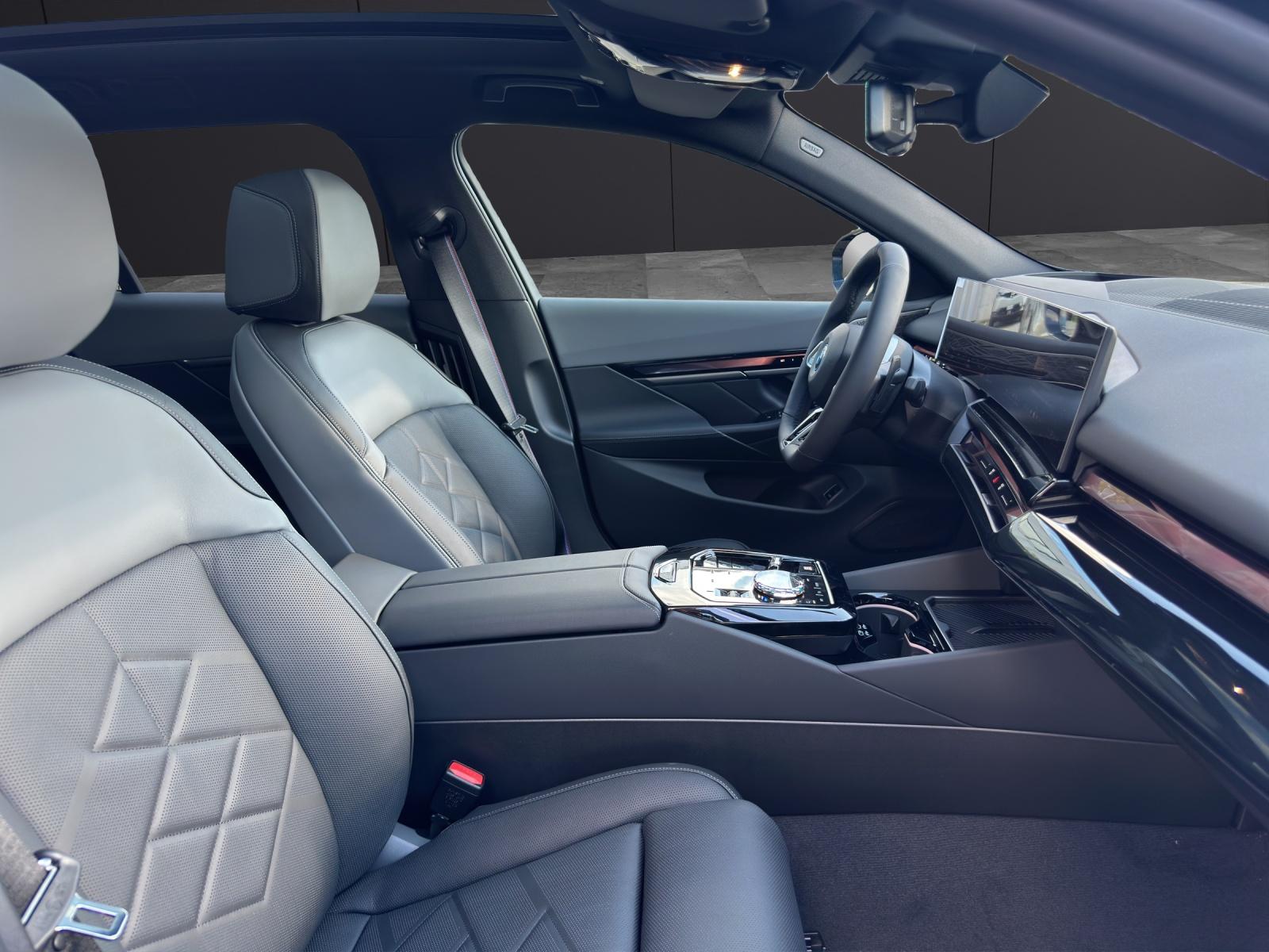 BMW 550e xDrive Touring-image-10