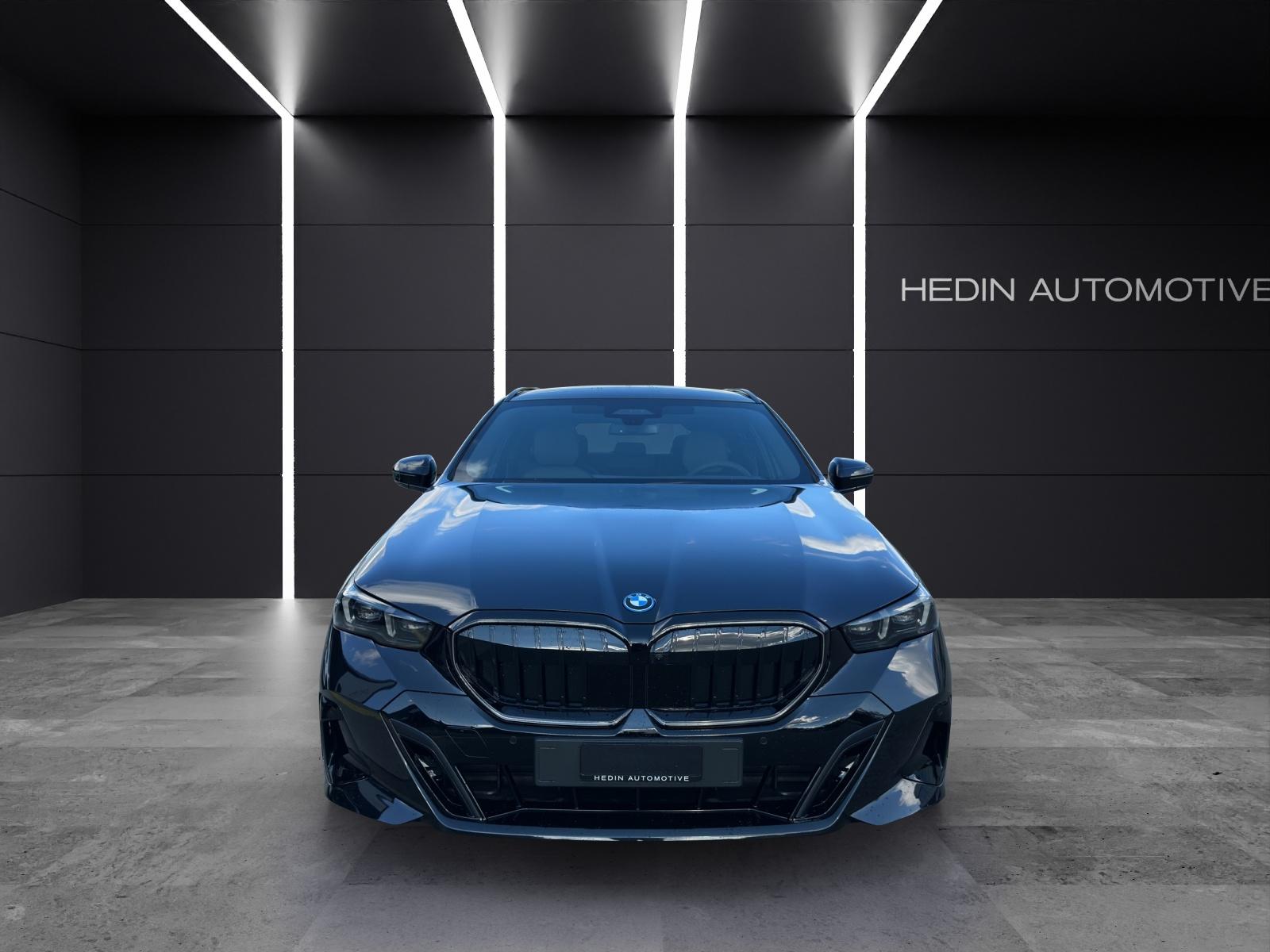 BMW 550e xDrive Touring-showroom-element-1