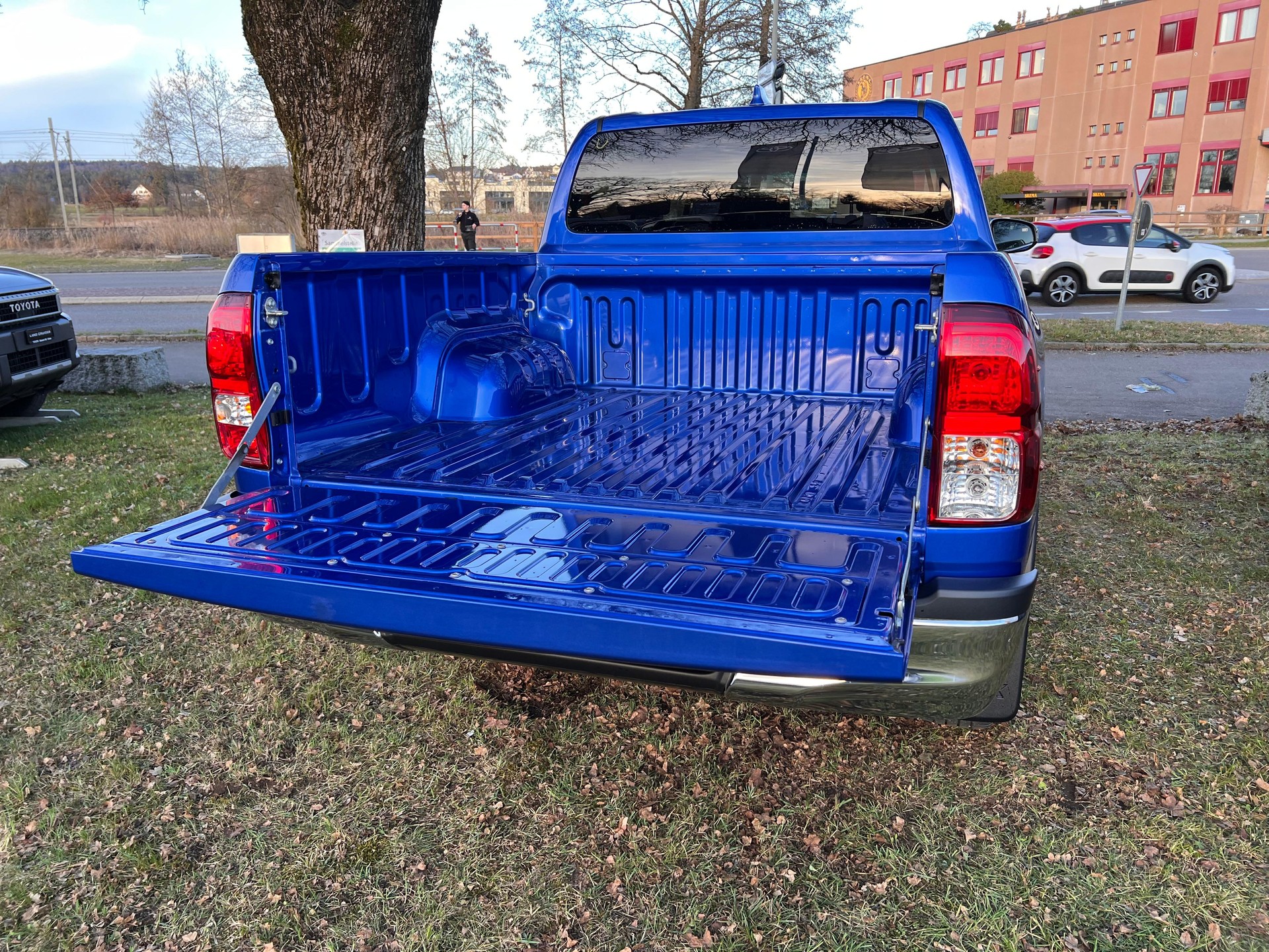 TOYOTA Hilux Double Cab.-Pick-up 2.4 D-4D 150 Style-image-6