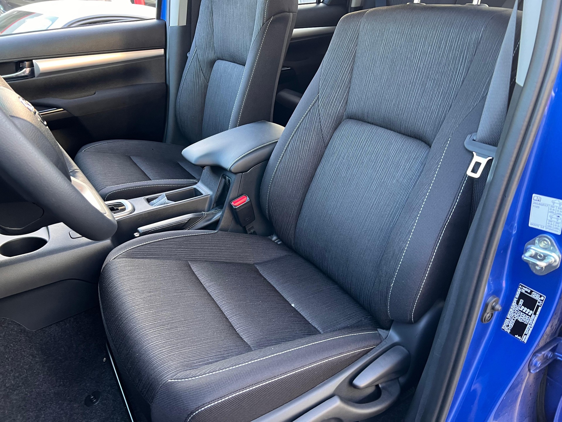 TOYOTA Hilux Double Cab.-Pick-up 2.4 D-4D 150 Style-image-9