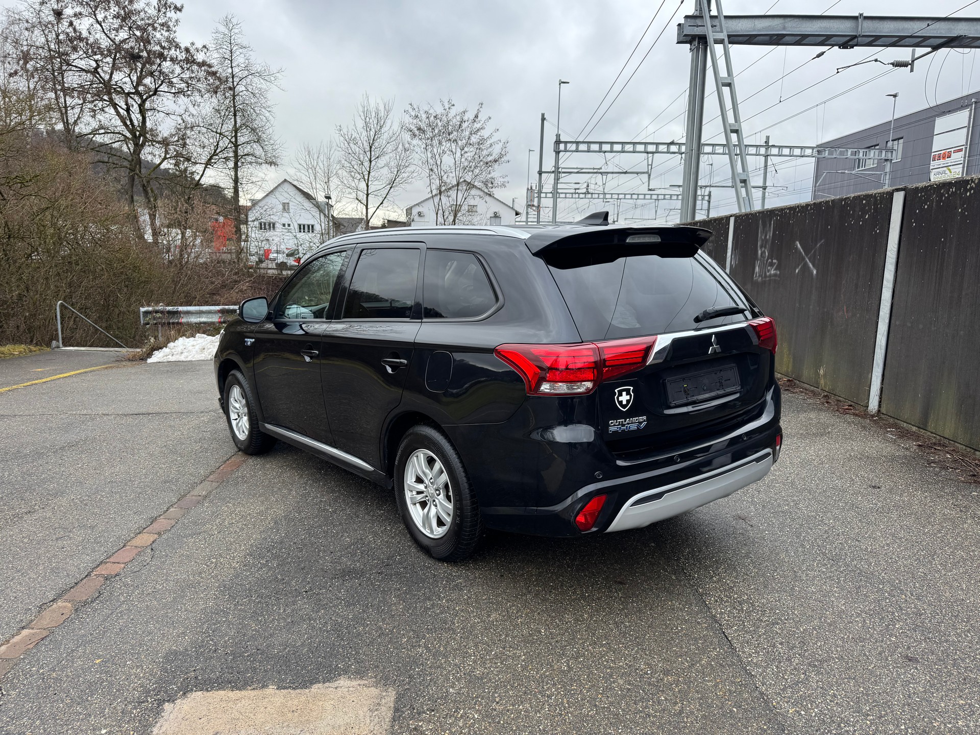 MITSUBISHI Outlander 2.4 PHEV Value 4WD Automatic-showroom-element-2
