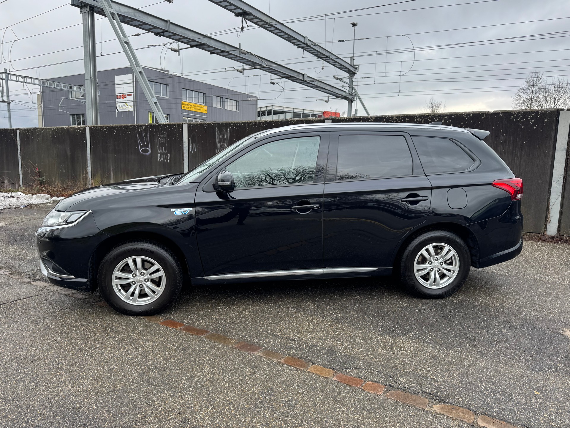 MITSUBISHI Outlander 2.4 PHEV Value 4WD Automatic-showroom-element-1
