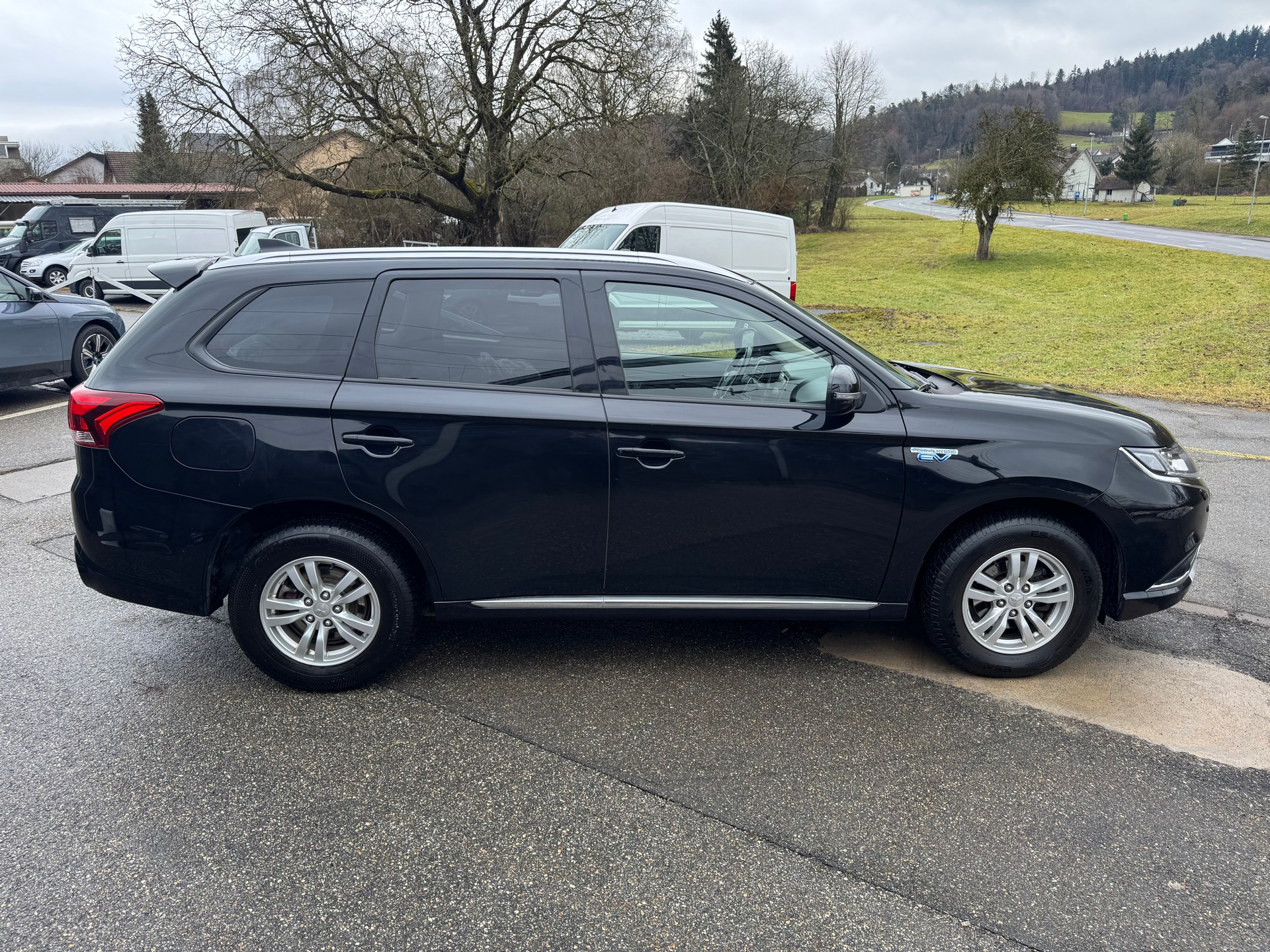 MITSUBISHI Outlander 2.4 PHEV Value 4WD Automatic-image-4