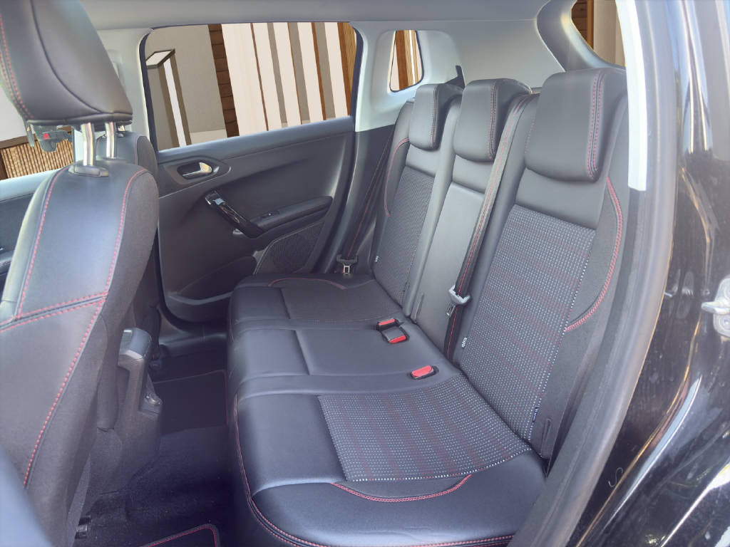 PEUGEOT 2008 1.2 PureTech 110 GT Line S/S-image-12