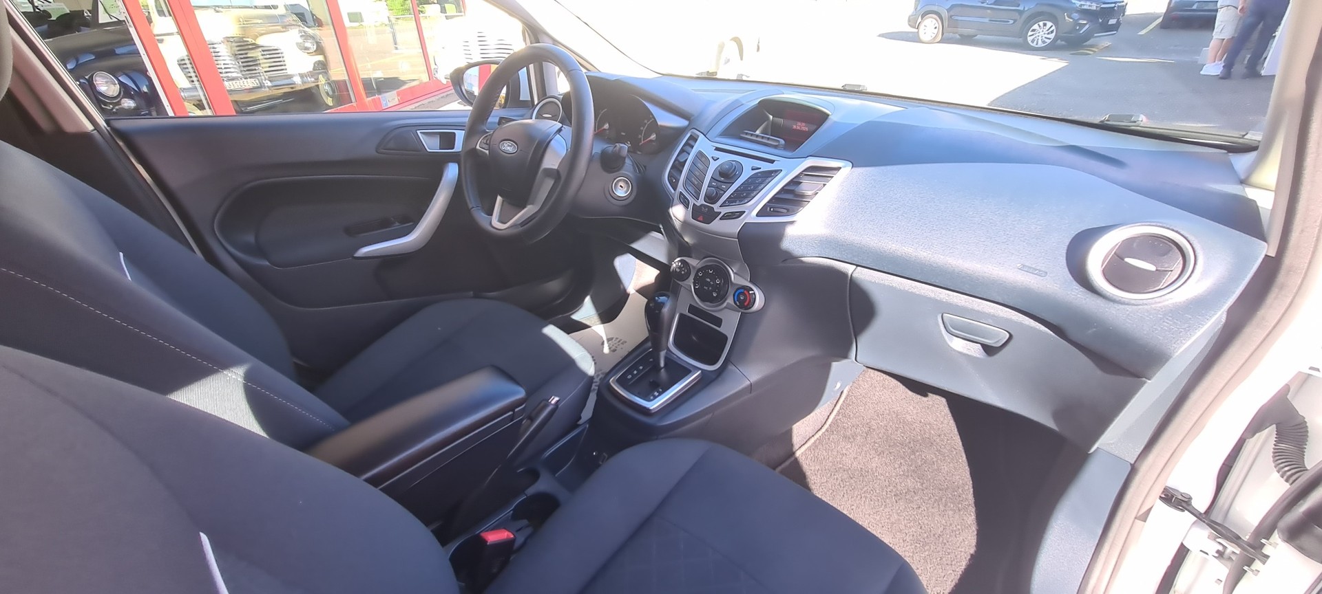 FORD Fiesta 1.4 16V Titanium Automatic-image-9