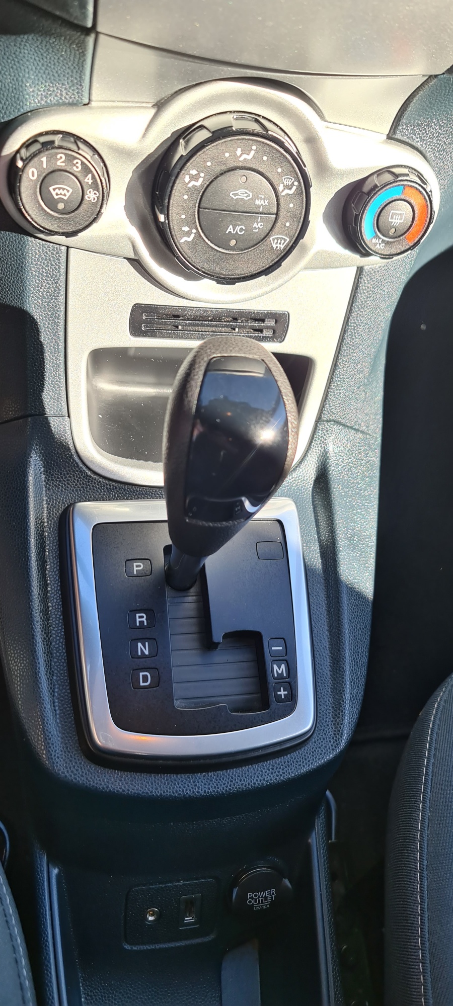 FORD Fiesta 1.4 16V Titanium Automatic-image-14