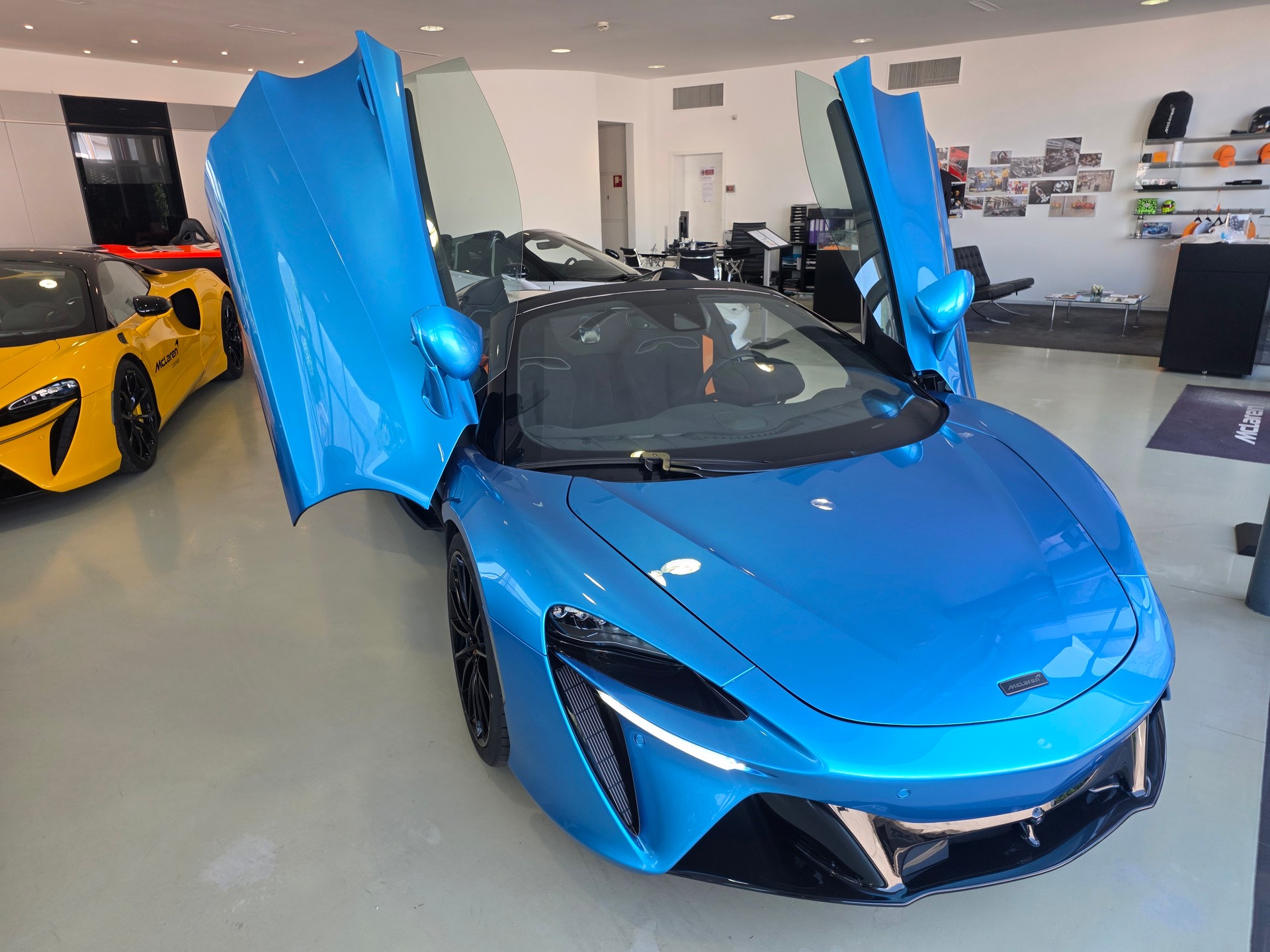 McLAREN ARTURA 3.0 V6 Spider MSO Ludus Blue-image-3