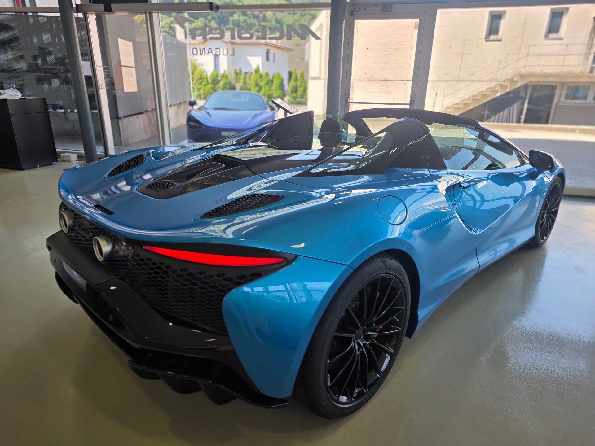 McLAREN ARTURA 3.0 V6 Spider MSO Ludus Blue-image-2