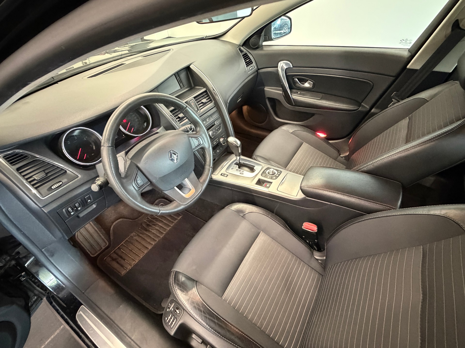 RENAULT Latitude 2.0 dCi Dynamique active-shift-image-11
