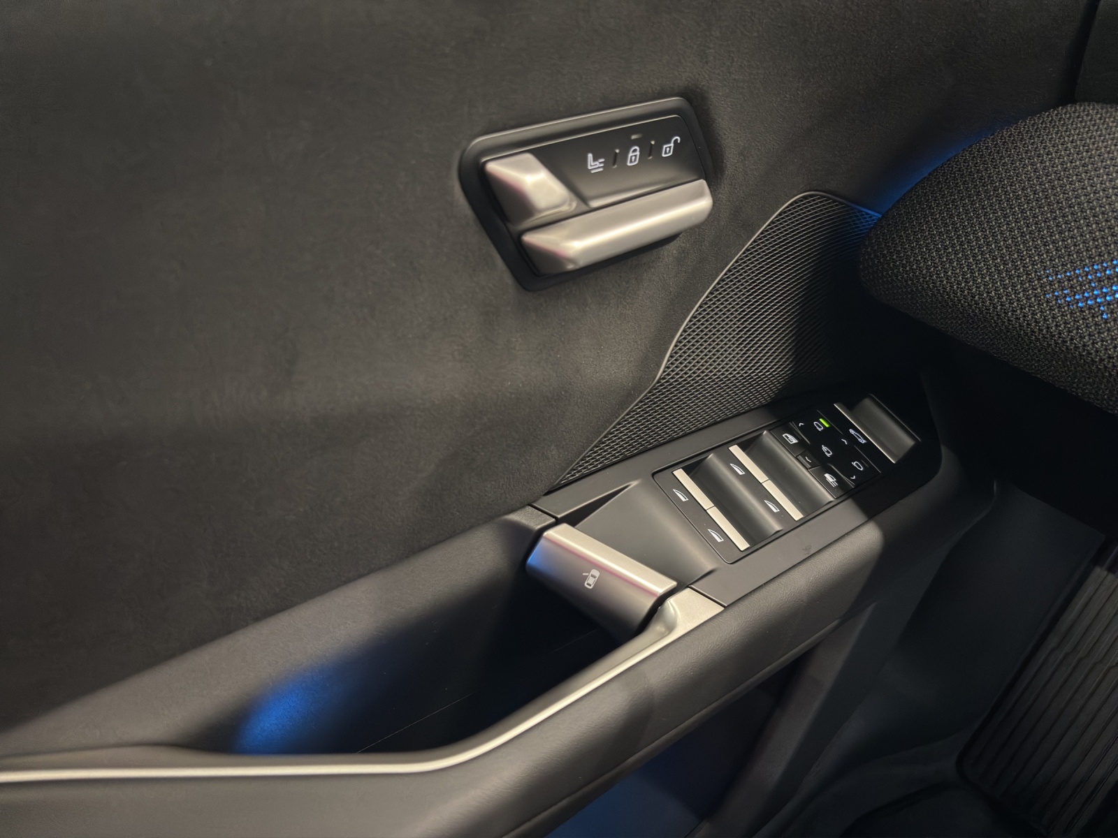 BMW iX3 50 xDrive-image-13