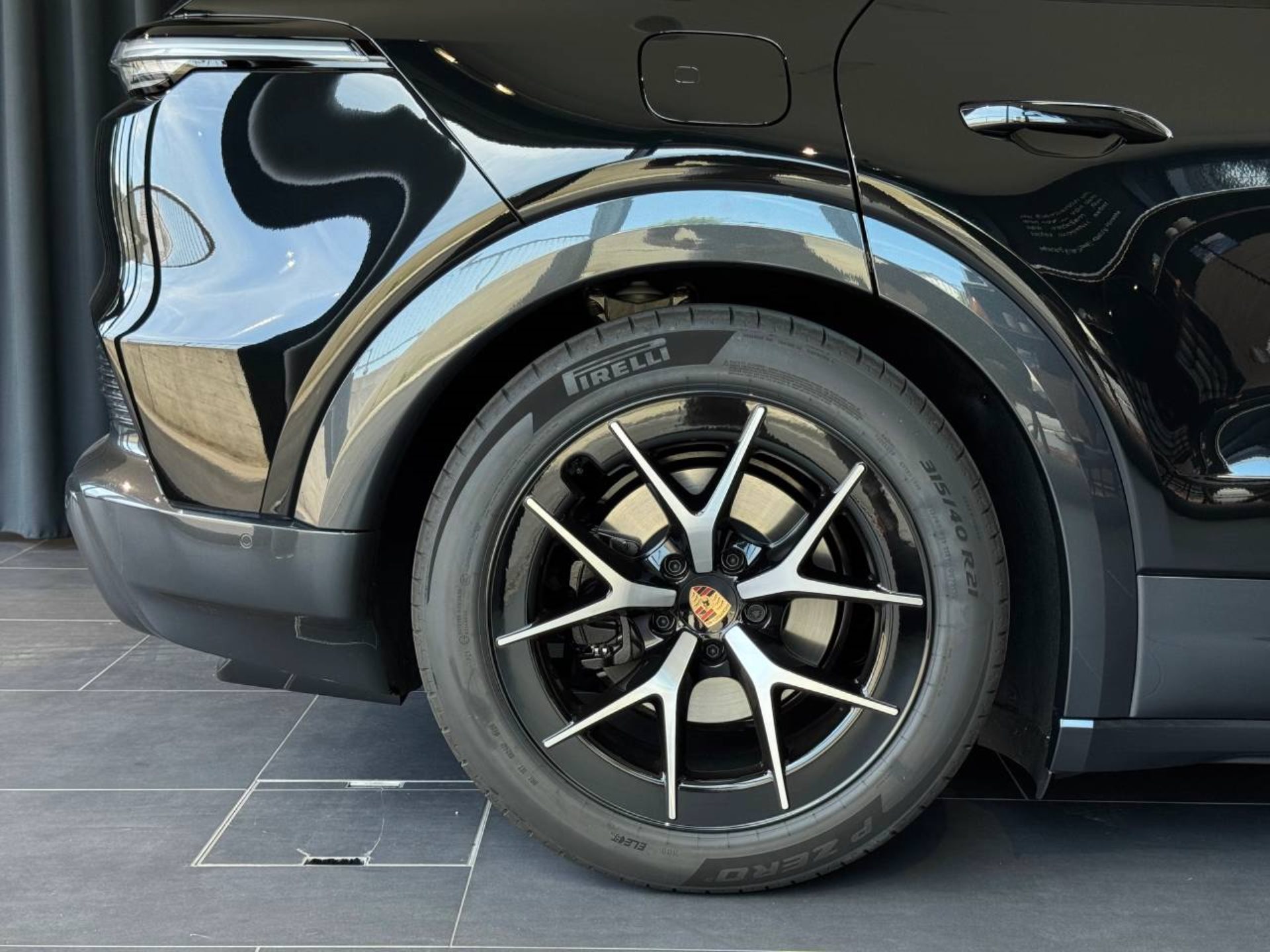 PORSCHE Cayenne Electric-image-11