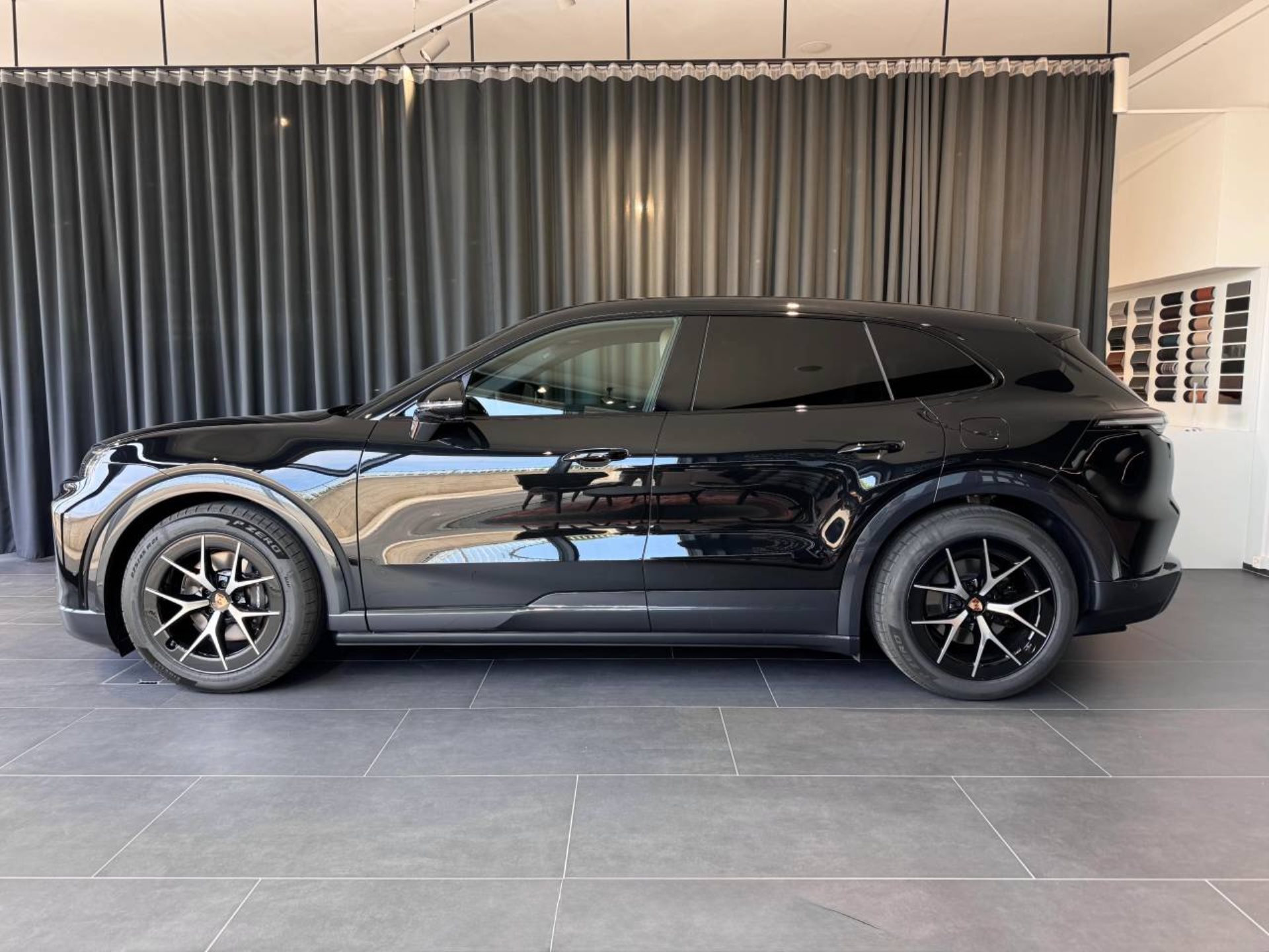 PORSCHE Cayenne Electric-showroom-element-1