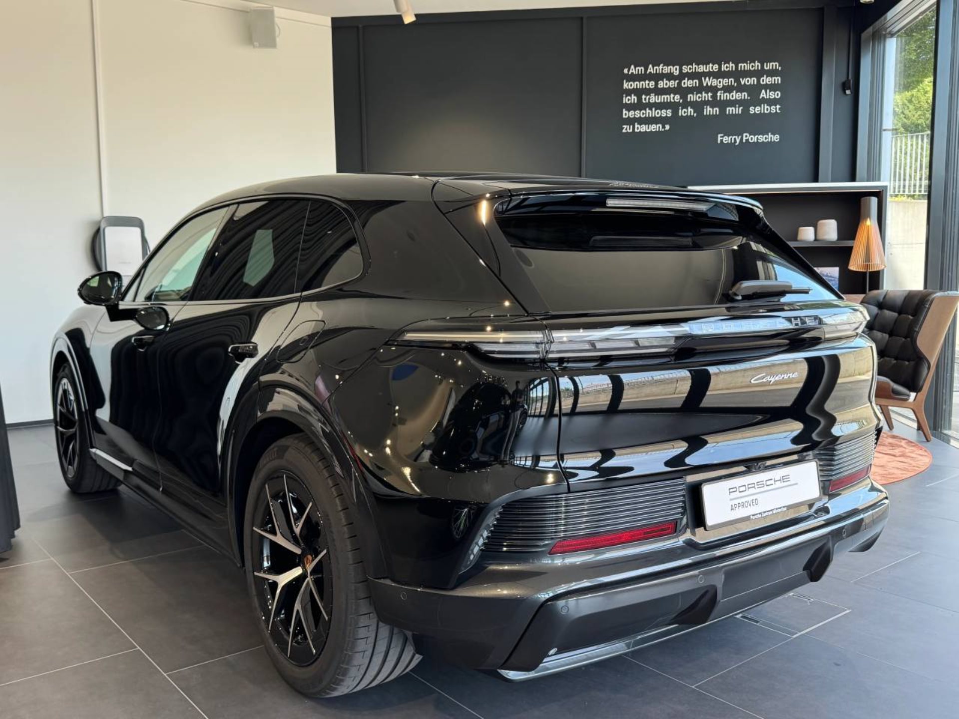 PORSCHE Cayenne Electric-showroom-element-2
