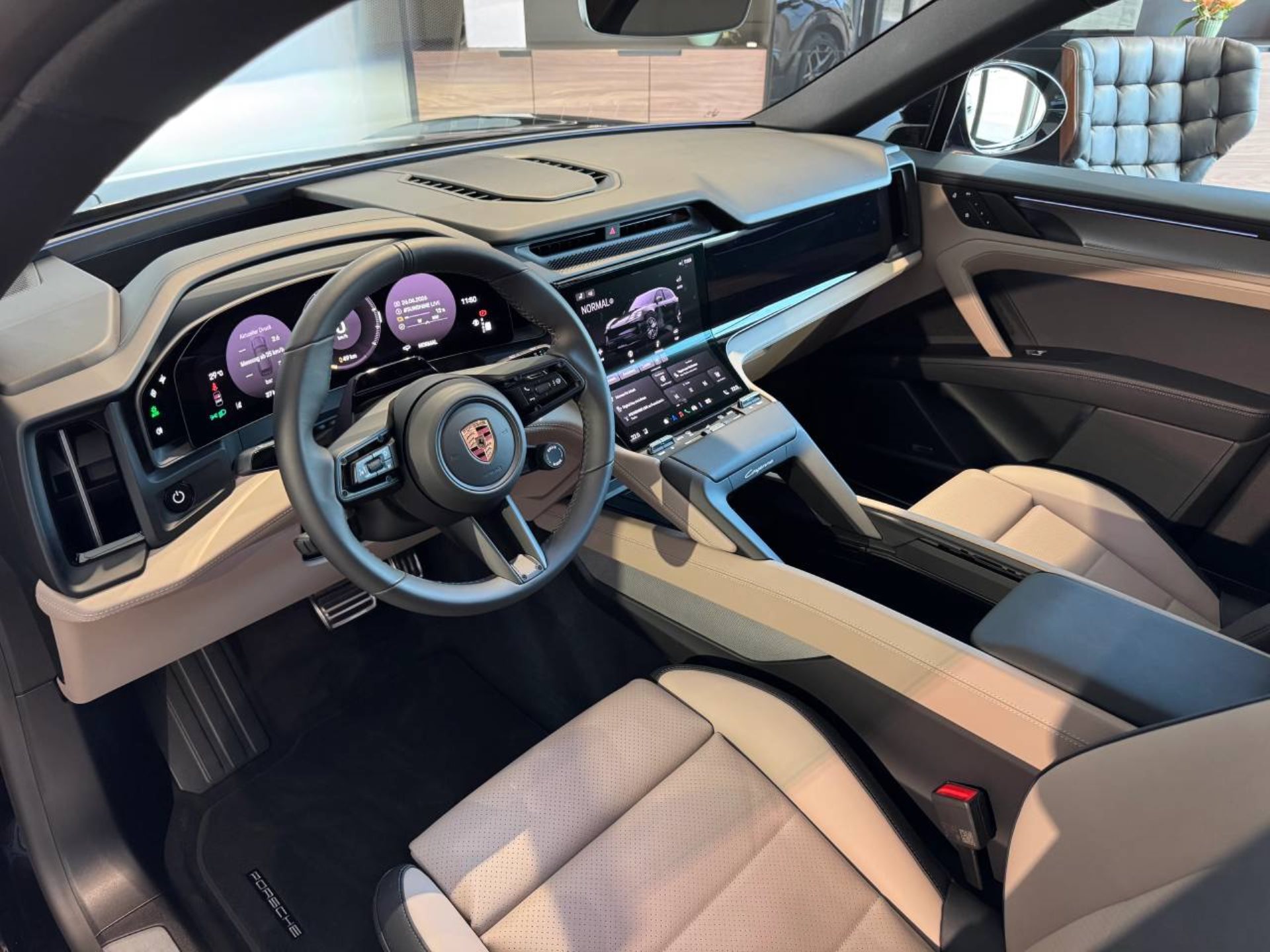 PORSCHE Cayenne Electric-showroom-element-3