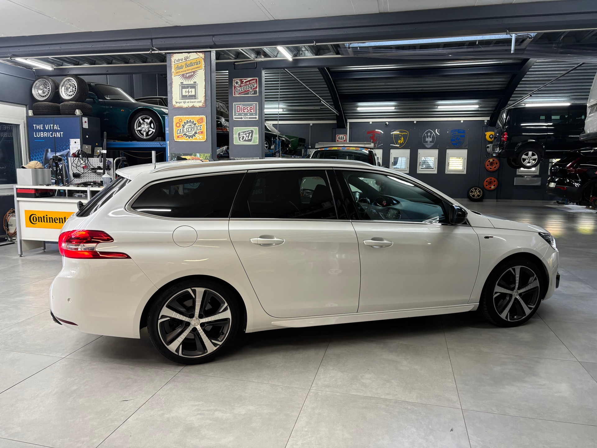 PEUGEOT 308 SW 2.0 BlueHDI GT Automatic-image-6
