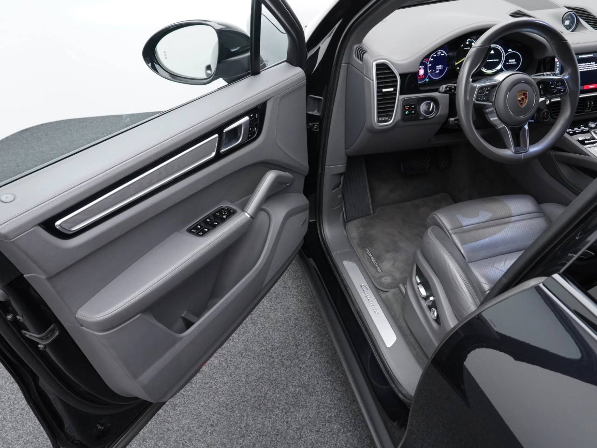 PORSCHE Cayenne E-Hybrid-showroom-element-3