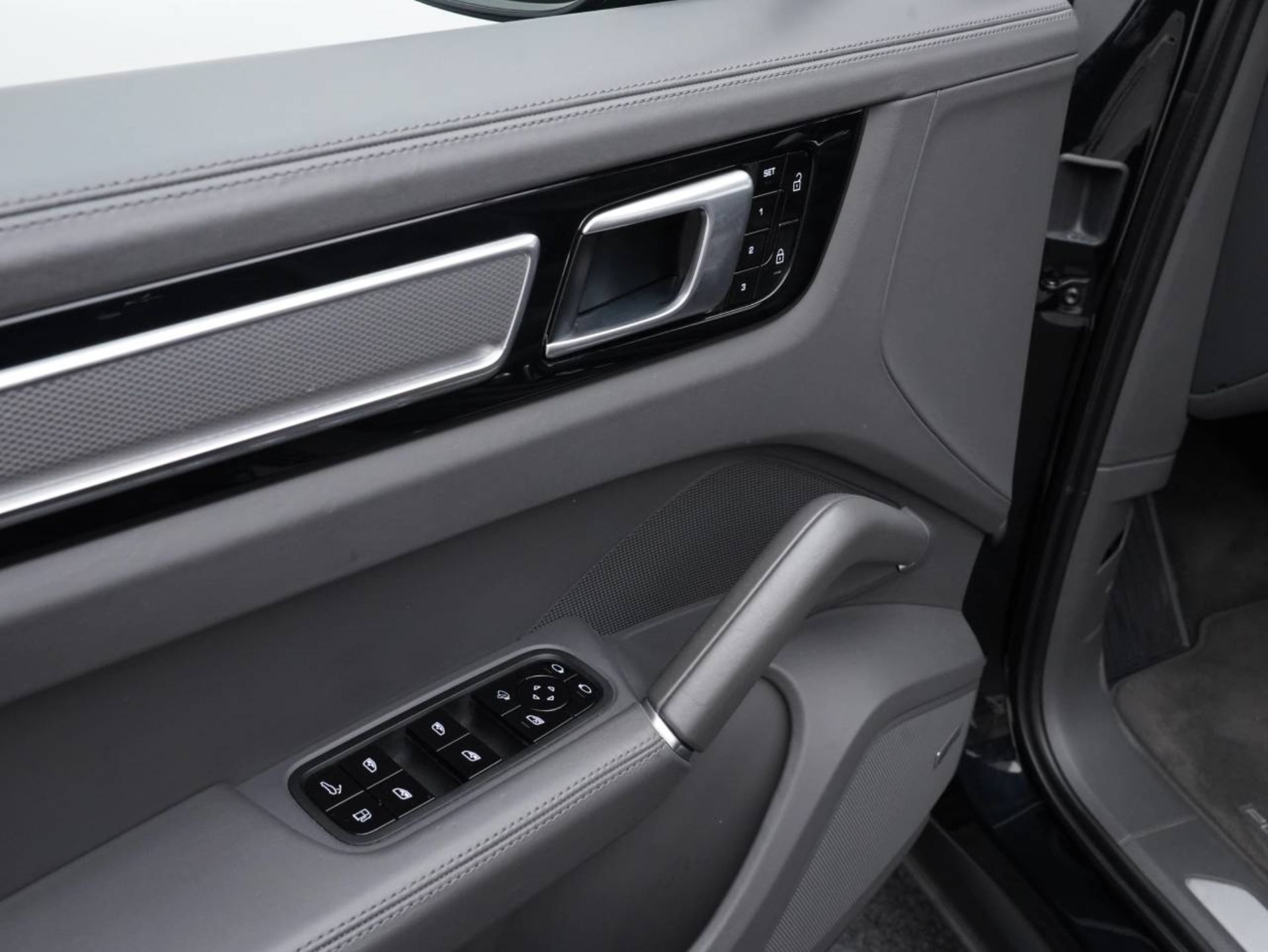 PORSCHE Cayenne E-Hybrid-image-21