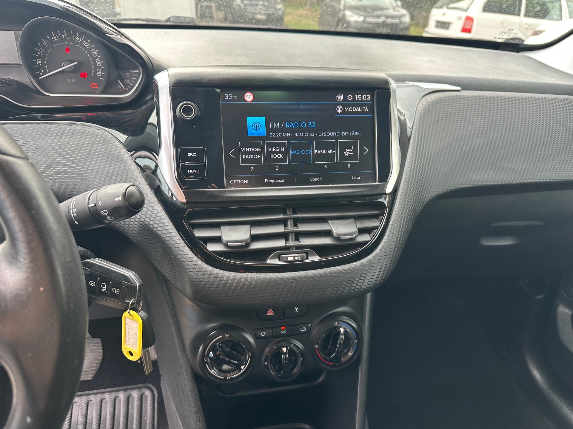 PEUGEOT 208 1.2 PureTech Style-image-9