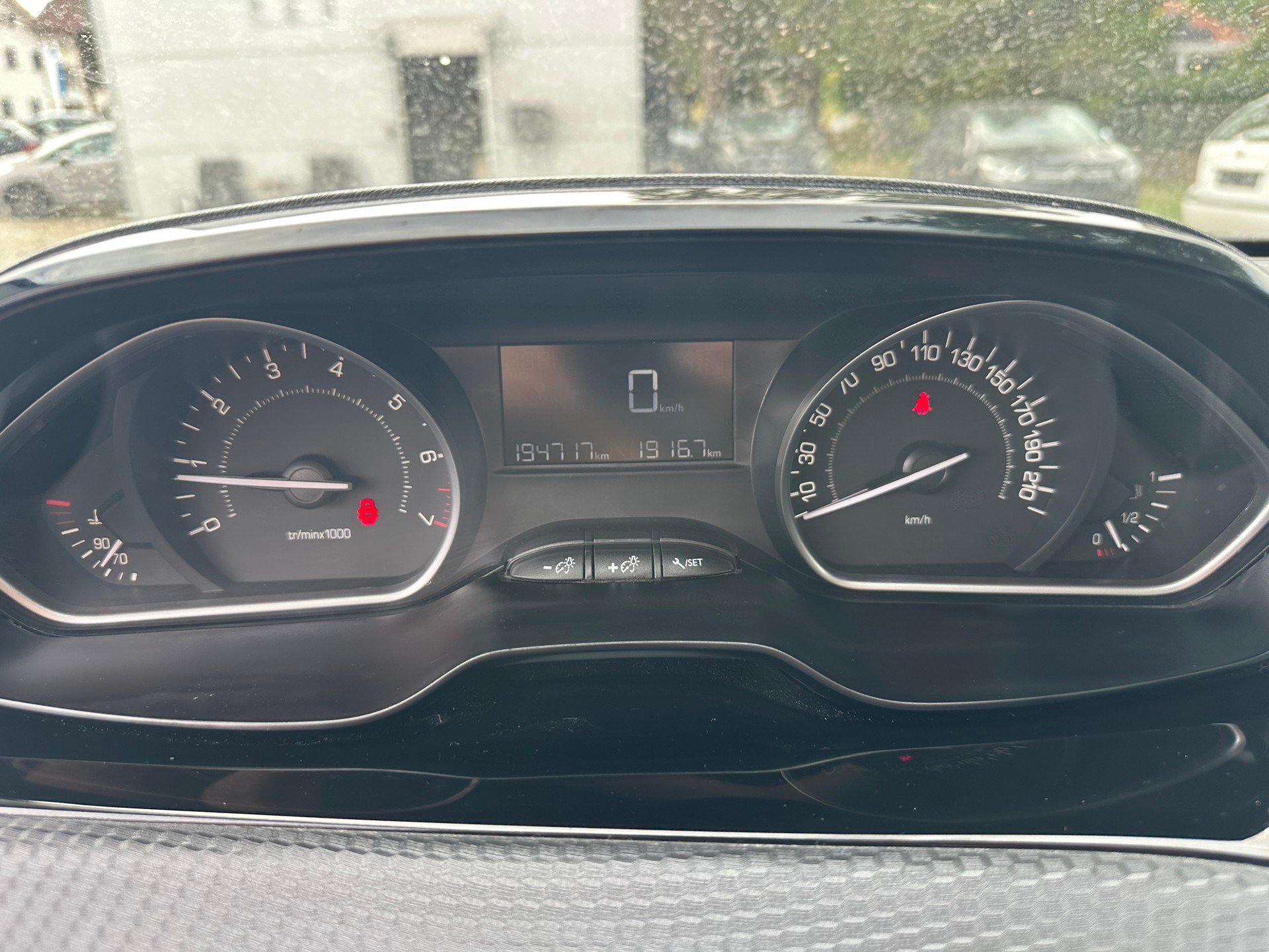PEUGEOT 208 1.2 PureTech Style-image-8