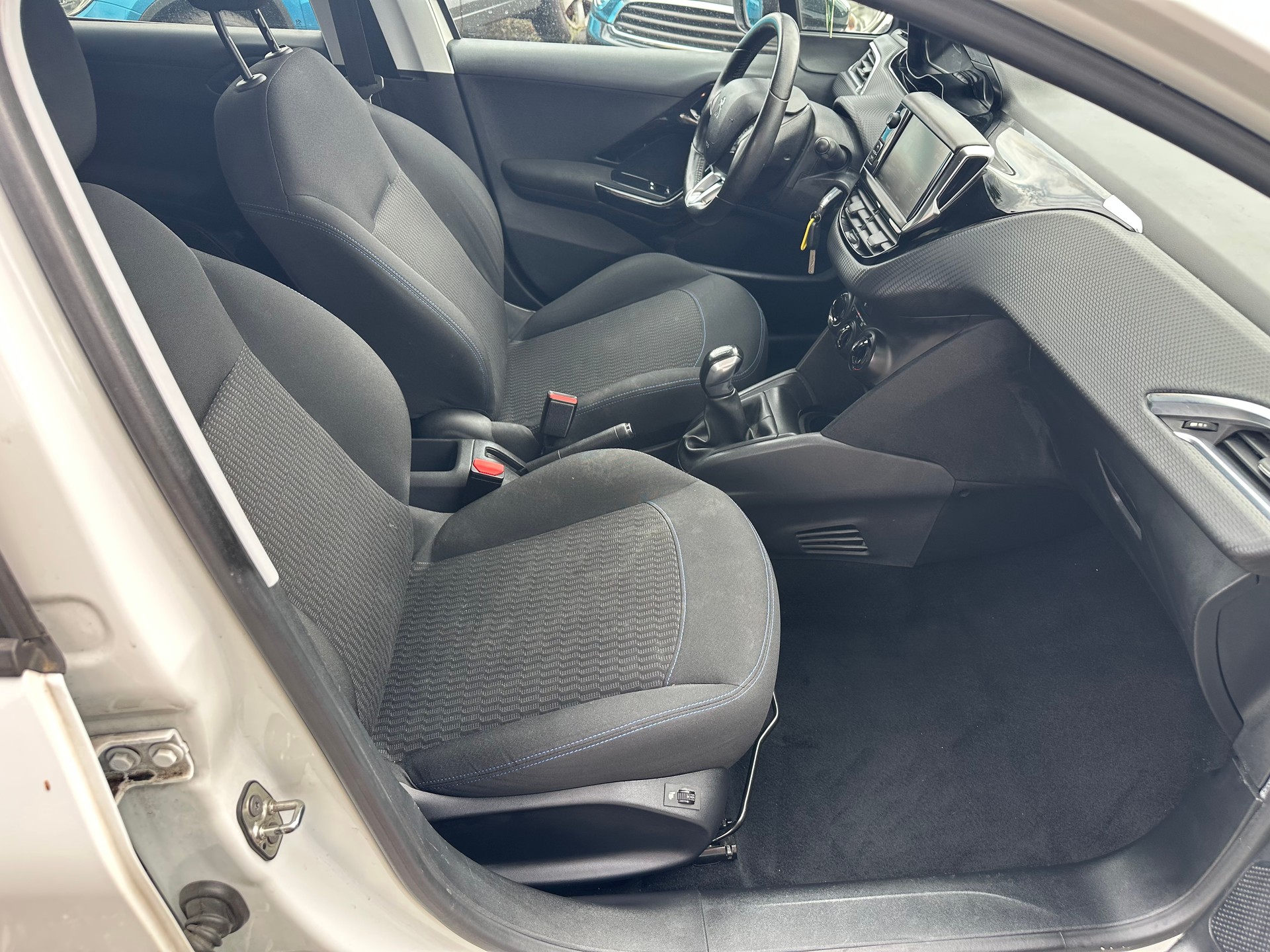 PEUGEOT 208 1.2 PureTech Style-image-10