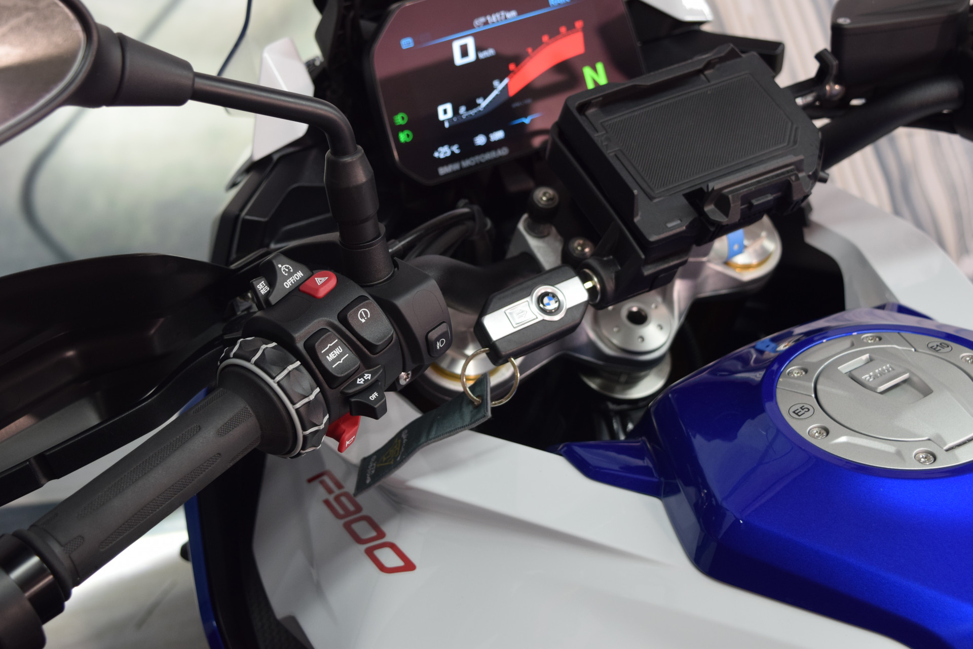 BMW F 900 XR Sport Tieferlegung-image-6
