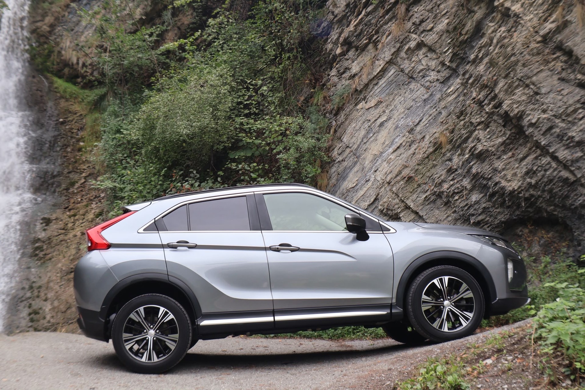 MITSUBISHI Eclipse Cross 1.5 T-Mivec Diamond 4WD CVT-showroom-element-3